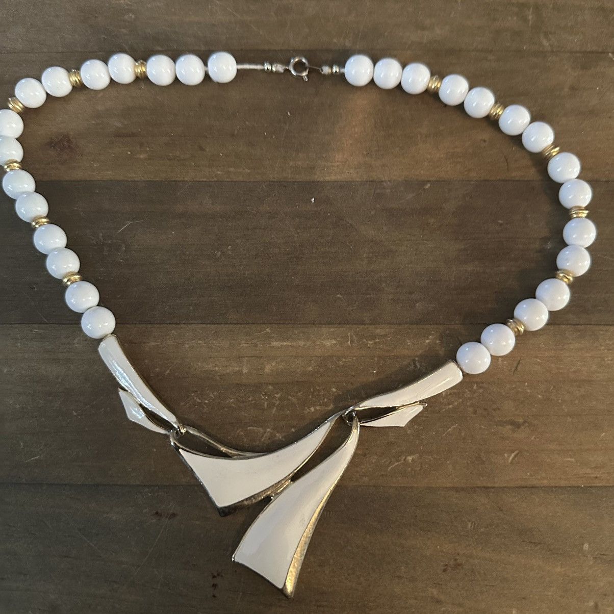 Vintage Vintage modern abstract white and cream bead necklace Size ONE SIZE - 2 Thumbnail