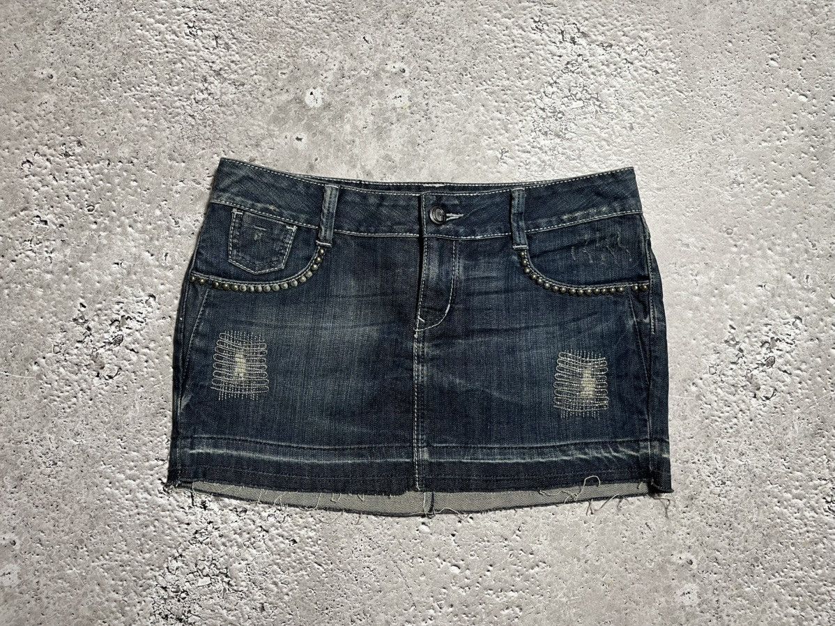 Guess × Vintage Y2K Guess Jeans Peace Patch Mini Denim Skirt Size M Size 30" / US 8 / IT 44 - 8 Thumbnail