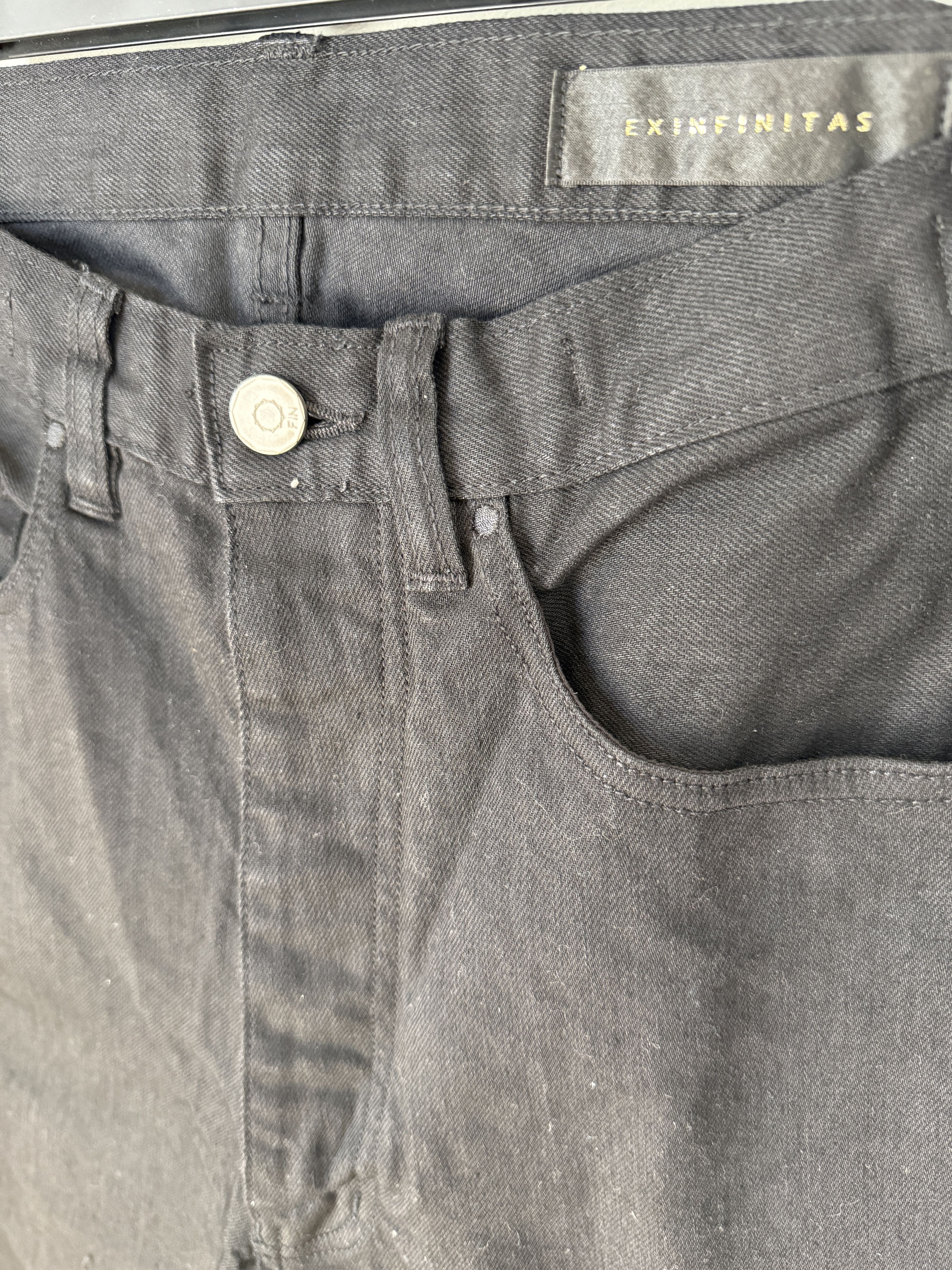 EX INFINITAS LOOSE TAPERED BLACK COATED JEANS. SZ 28