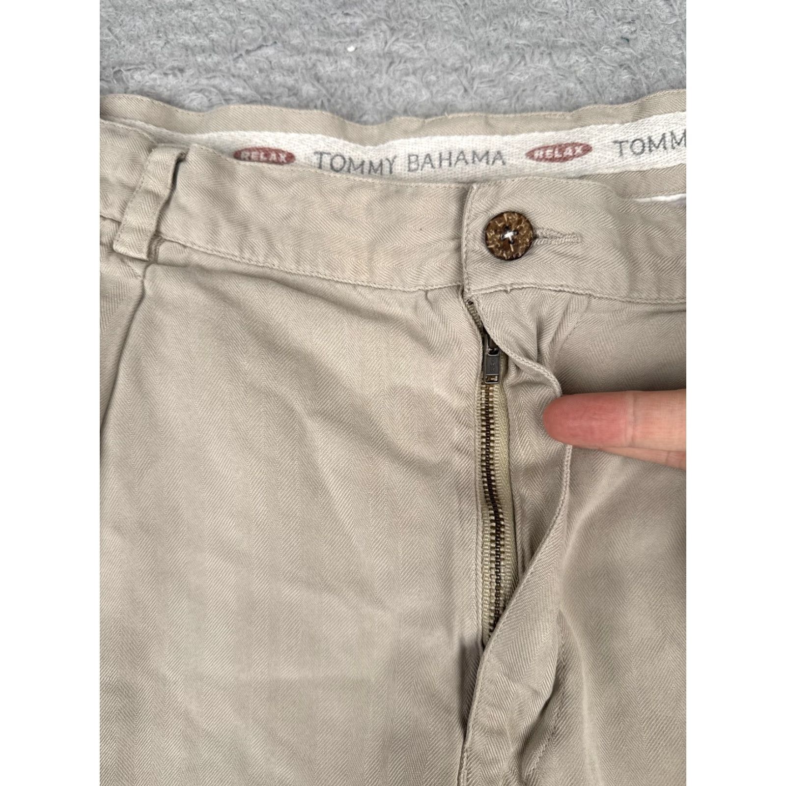 Tommy Bahama VINTAGE? No. Just Tommy Bahama Relax Chino Shorts Mens 34 Khaki Tan Silk 100% Relaxed Pleated Beach Casual Size US 34 / EU 50 - 6 Thumbnail