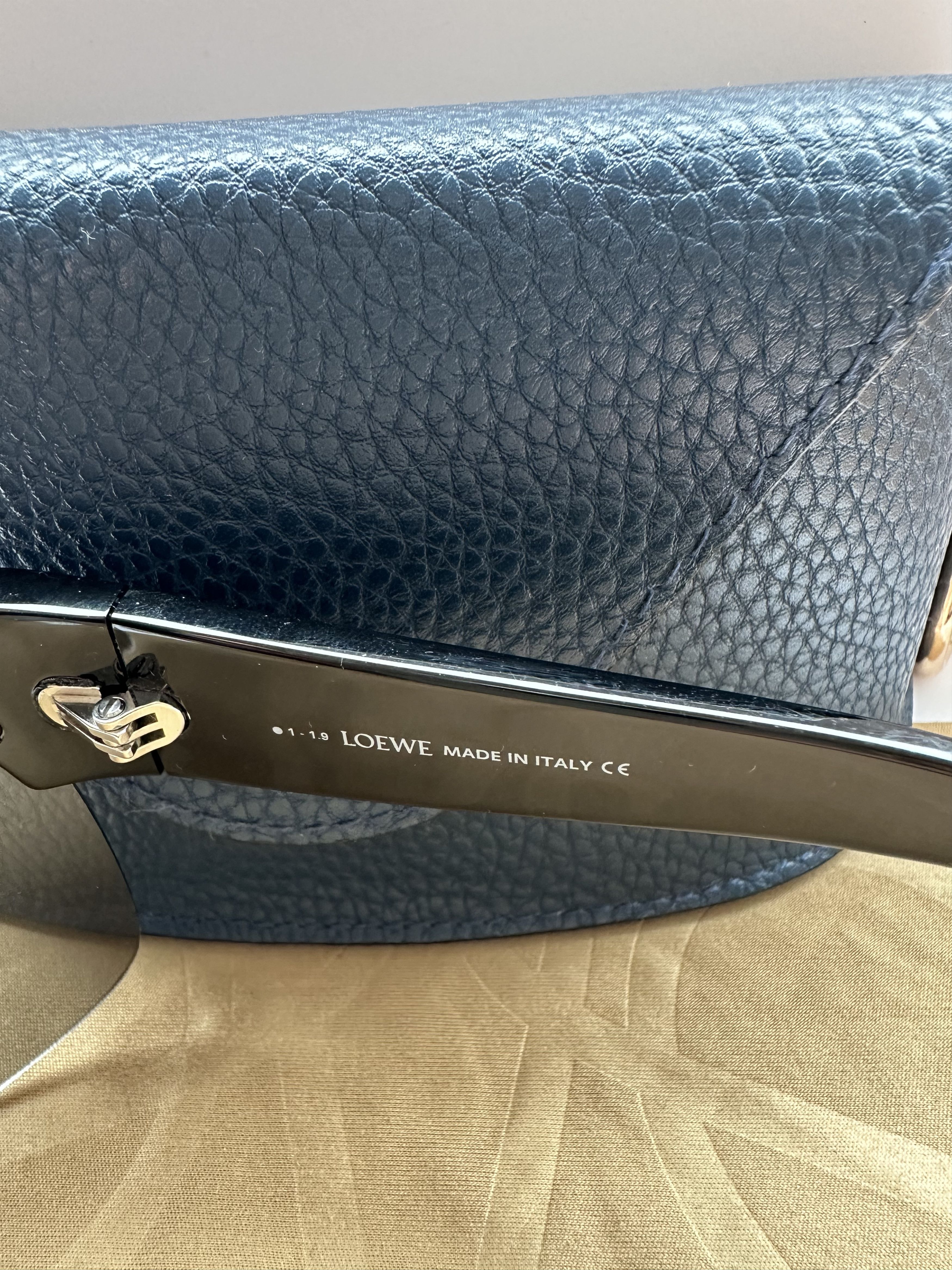 Loewe Loewe Mask Oversized Black Unisex Sunglasses LW40034U Size ONE SIZE - 5 Thumbnail