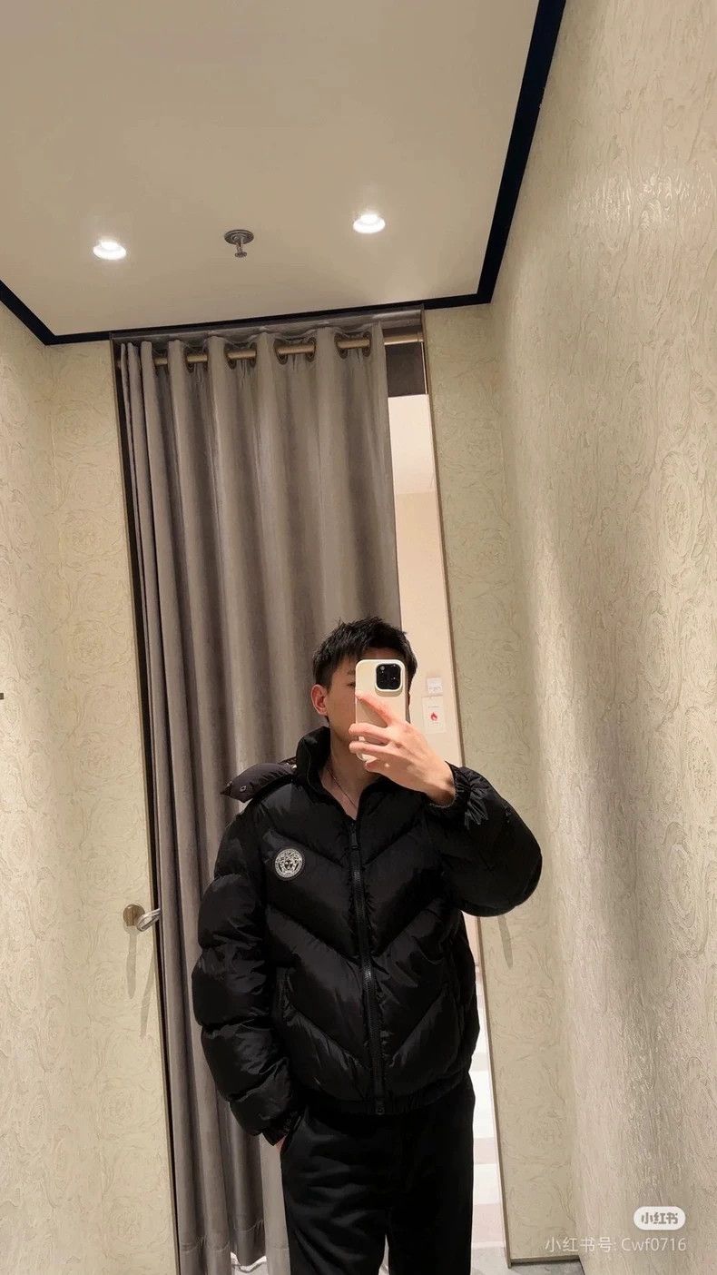 Versace Versace Wear a padded jacket on both sides Size US M / EU 48-50 / 2 - 8 Thumbnail