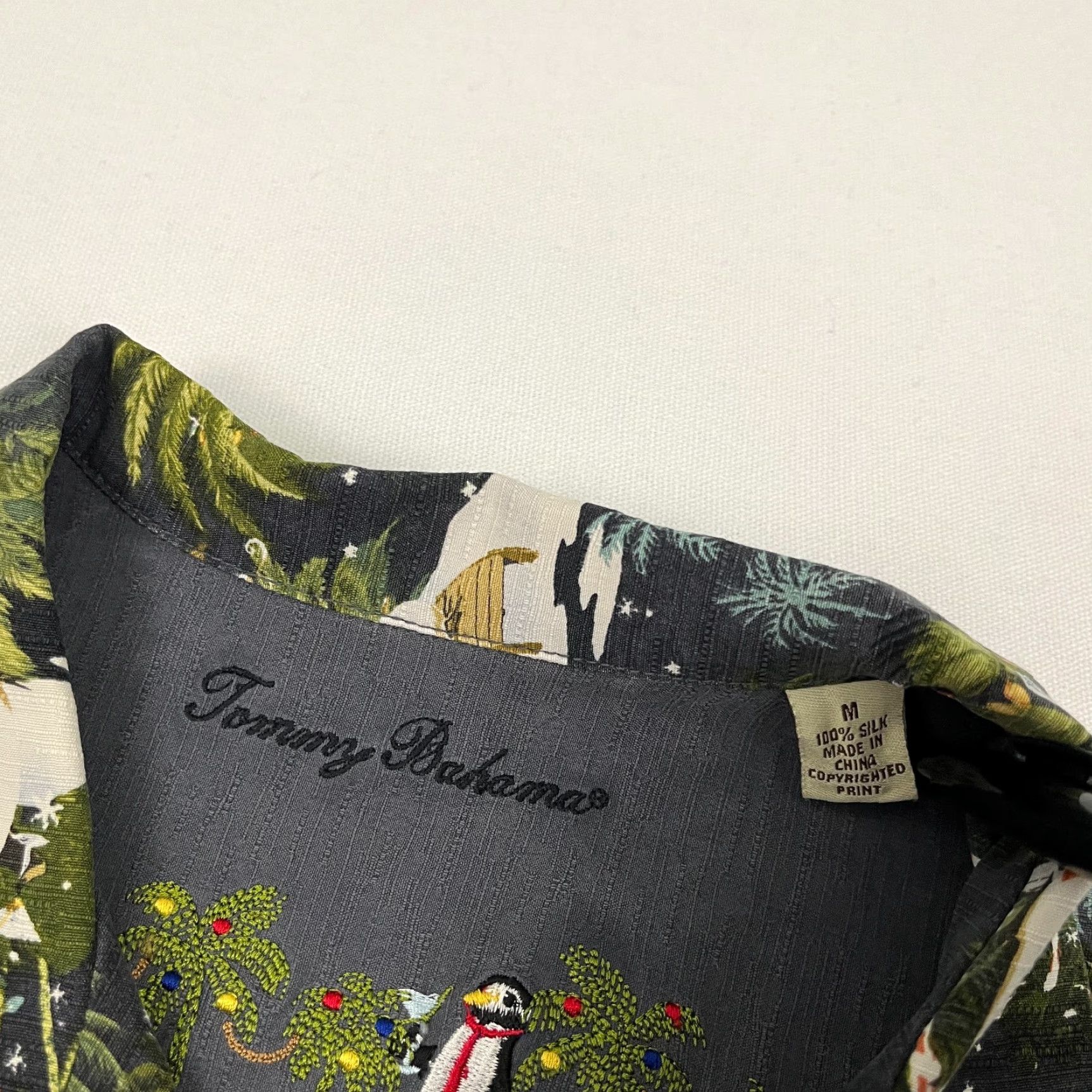 Tommy Bahama VINTAGE Tommy Bahama Shirt Mens Medium Christmas Penguins Hawaiian Cruise Vacation Prep Size US M / EU 48-50 / 2 - 2 Thumbnail