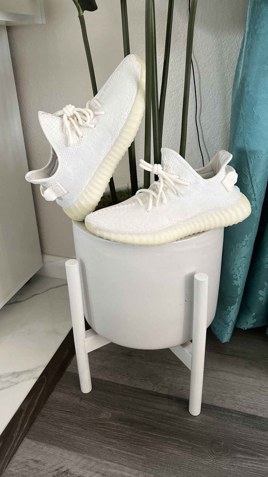 yeezys 350 v2 triple white