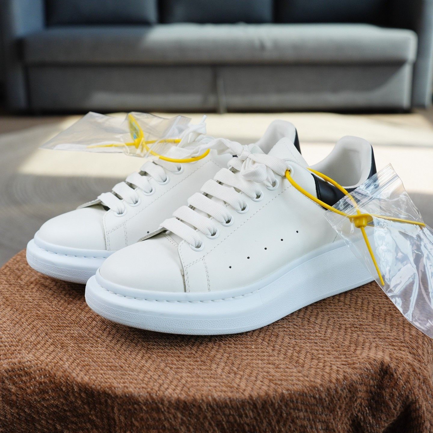 Alexander McQueen Alexander McQueen White Lowtop Sneakers 8.5 Men Size US 8.5 / EU 41-42 - 1 Thumbnail