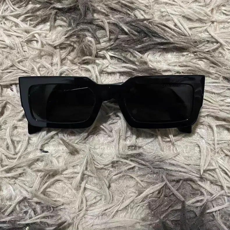 Louis Vuitton Louis Vuitton Black Gold Sunglasses Size ONE SIZE - 1 Thumbnail