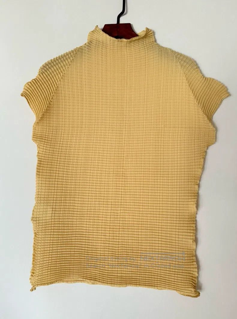 Issey Miyake Issey Miyake Goose Yellow Short Sleeve Top Size M / US 6-8 / IT 42-44 - 1 Thumbnail