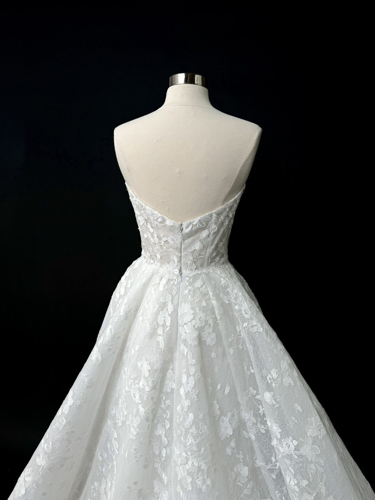 Other Preloved US 6 Anna Augusta Embroidery lace Bridal Gown Size M / US 6-8 / IT 42-44 - 6 Thumbnail