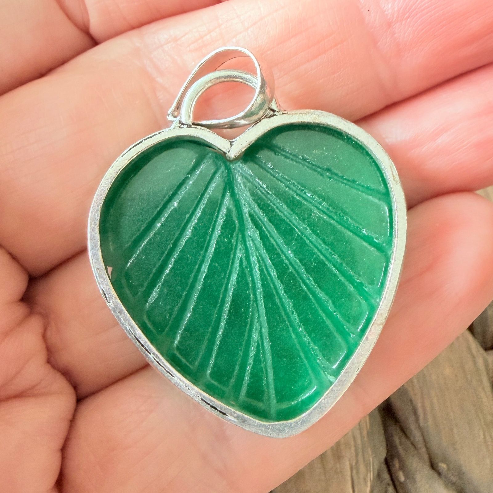 The Unbranded Brand Carved Green Onyx Four Leaf Clover Heart Pendant Size ONE SIZE - 5 Thumbnail