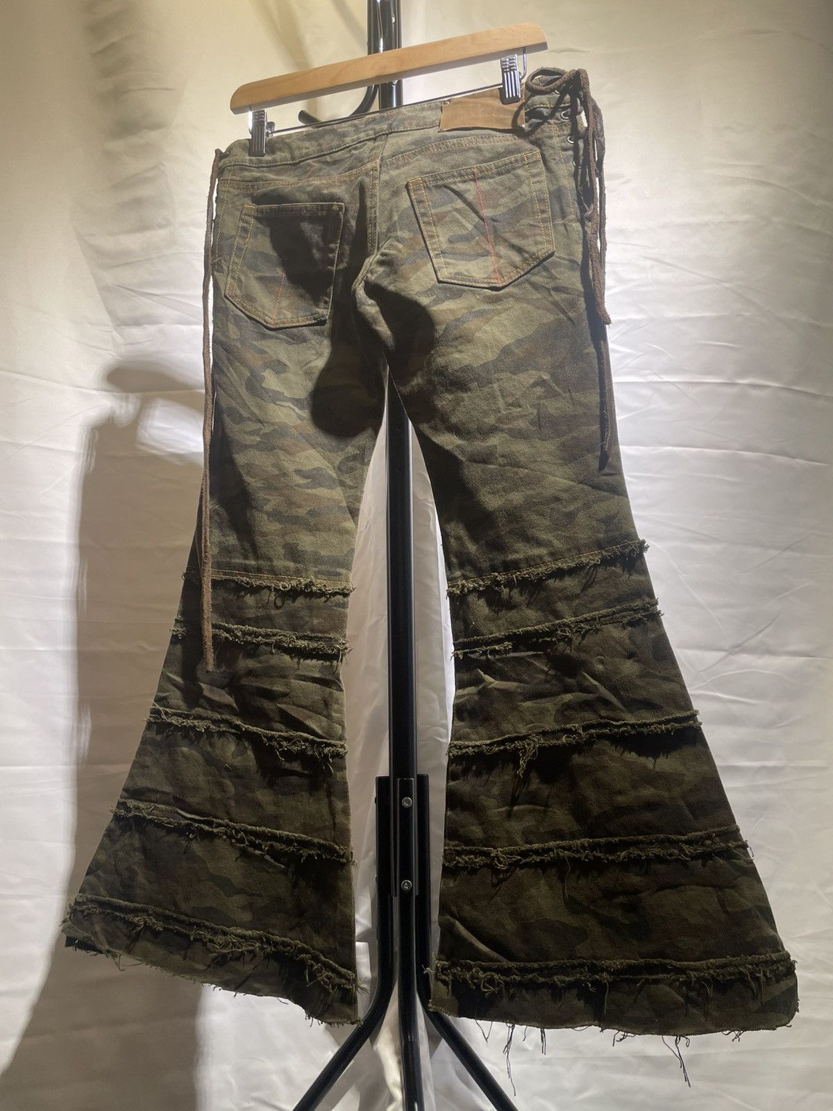 Le Grande Bleu (L.G.B.) L.G.B CAMO BELLBOTTOM PANTS Size 26" / US 2 / IT 38 - 5 Thumbnail
