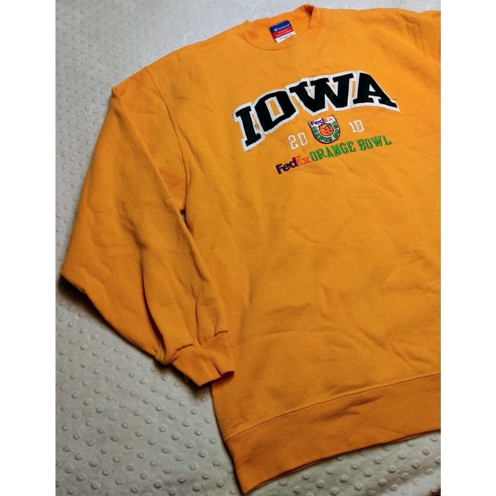 Champion VINTAGE Champion Iowa Hawkeyes 2010 FedEx Orange Bowl Yellow Sweatshirt XL Crew Neck Pullover Men Size US XL / EU 56 / 4 - 3 Thumbnail