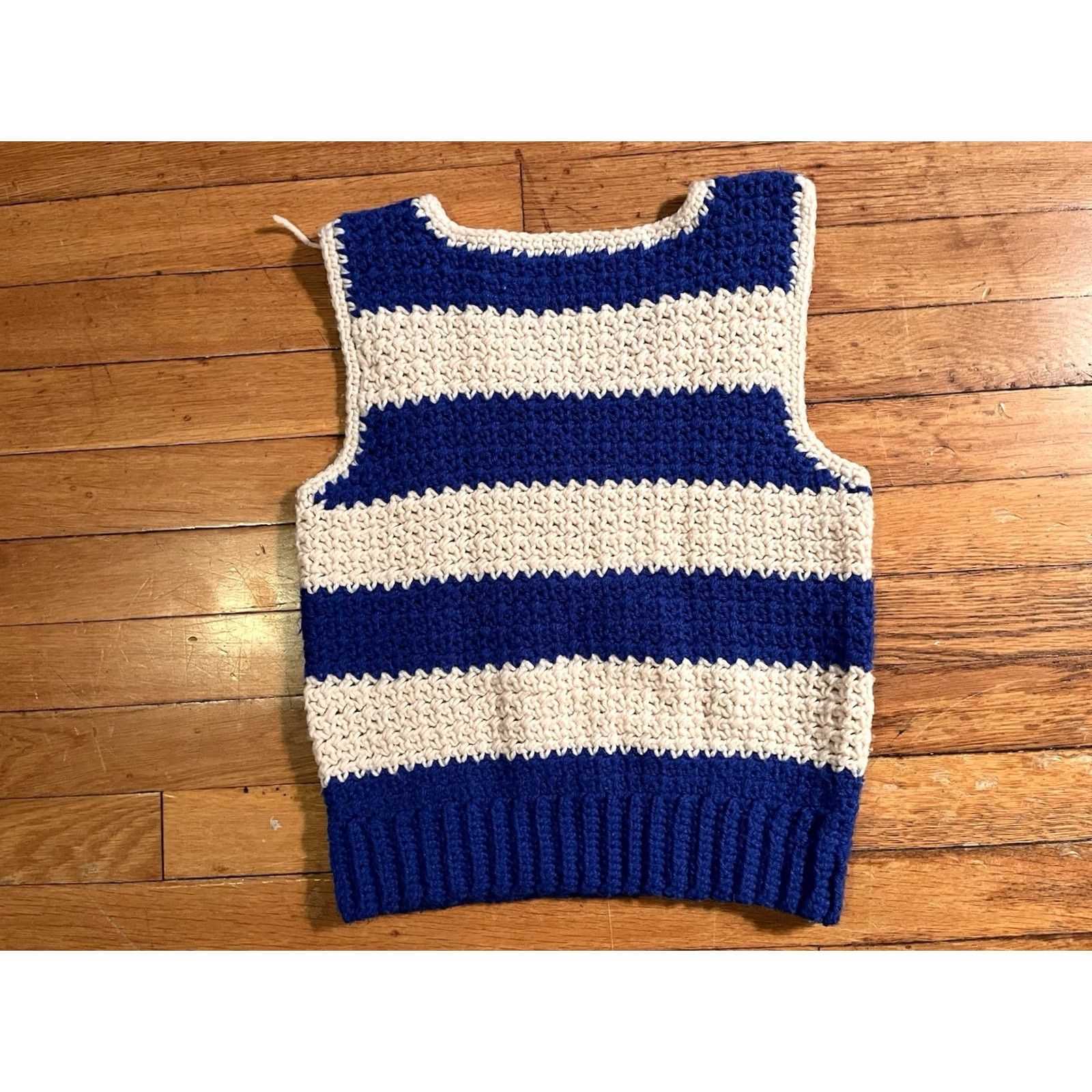 Vintage VINTAGE 70s Hand Crochet Granny Tank Top Vest Womens S Striped White Blue Boho Shirt Womens S Size S / US 4 / IT 40 - 4 Thumbnail