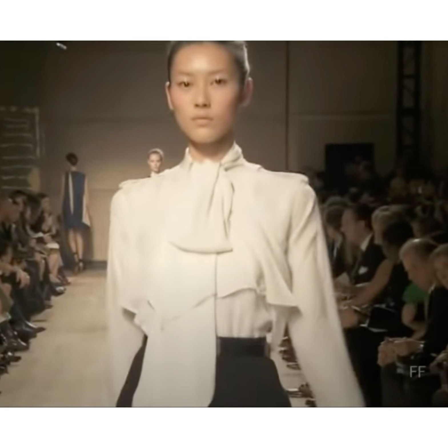 Celine SS 2010 Off-White Silk Panel Shirt Size XS / US 0-2 / IT 36-38 - 2 Thumbnail