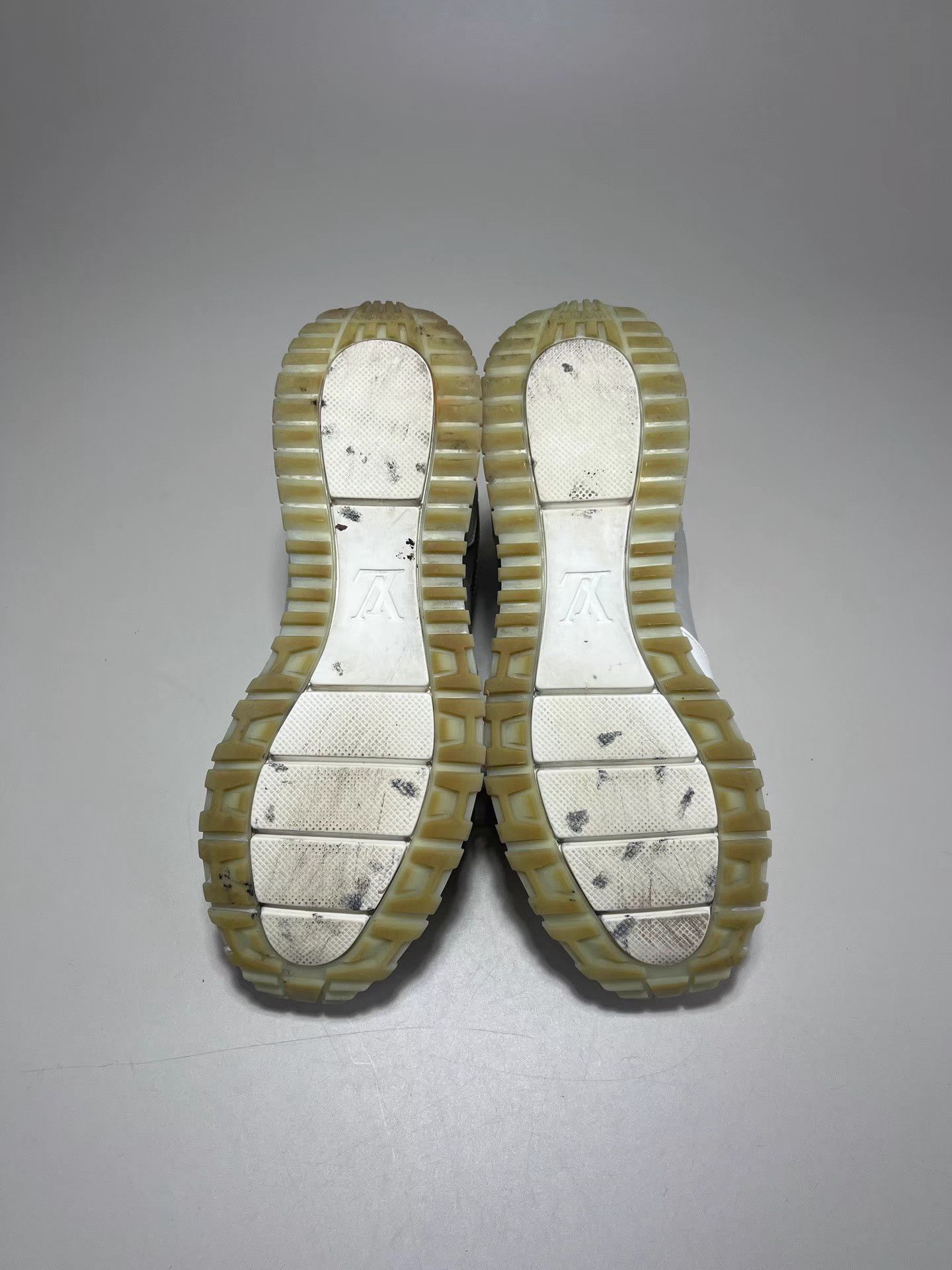 Louis Vuitton LOUIS VUITTON LV RUN AWAY White & Grey Laser Sneakers Size US 6 / EU 39 - 6 Thumbnail