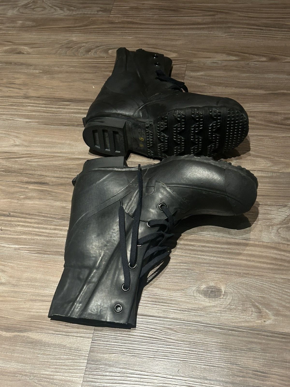 Vintage RARE MICKEY/BUNNY BOOTS Size US 9 / EU 42 - 6 Thumbnail