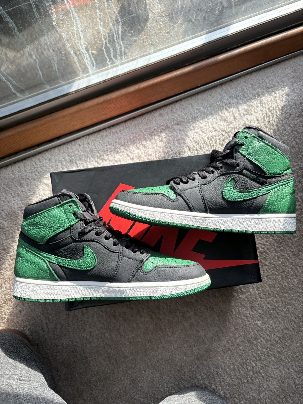 Jordan Brand Jordan 1 pine greens Size US 8.5 / EU 41-42 - 2 Thumbnail