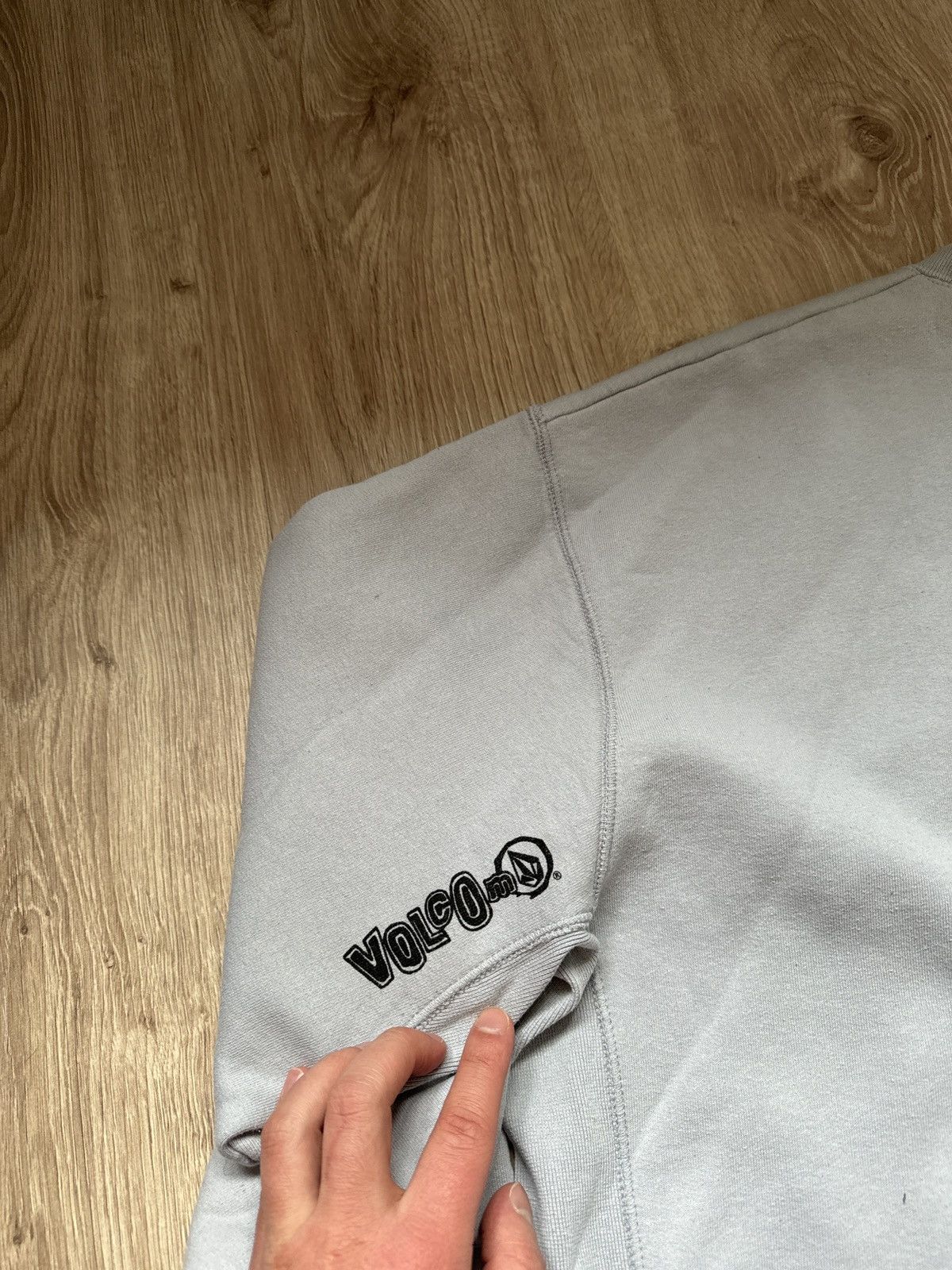 Volcom Vintage 90s Volcom Surf Skateboarding Big Logo Sweatshirt Size US XL / EU 56 / 4 - 3 Thumbnail