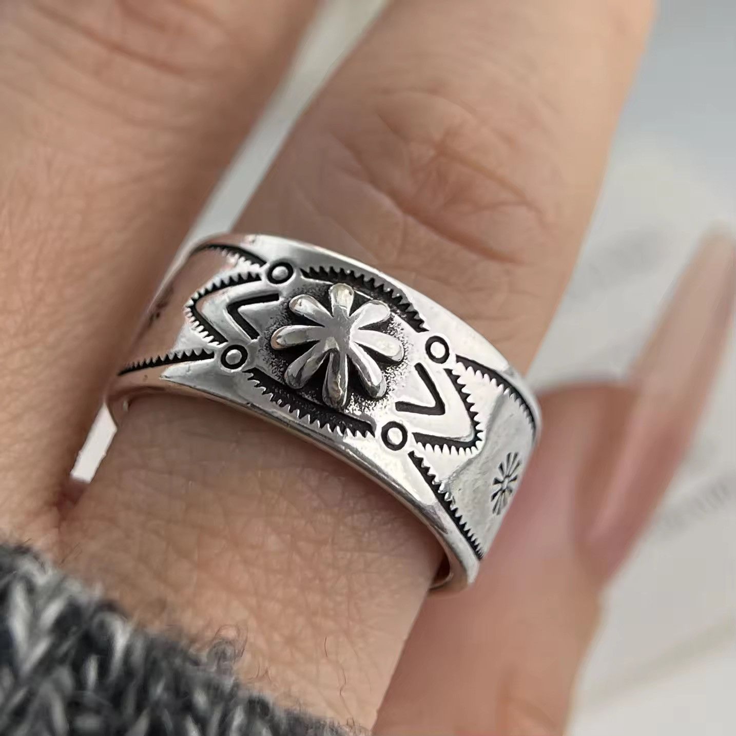 Vintage Minimalist Flower Pattern Ring Resizeable Size ONE SIZE - 1 Thumbnail