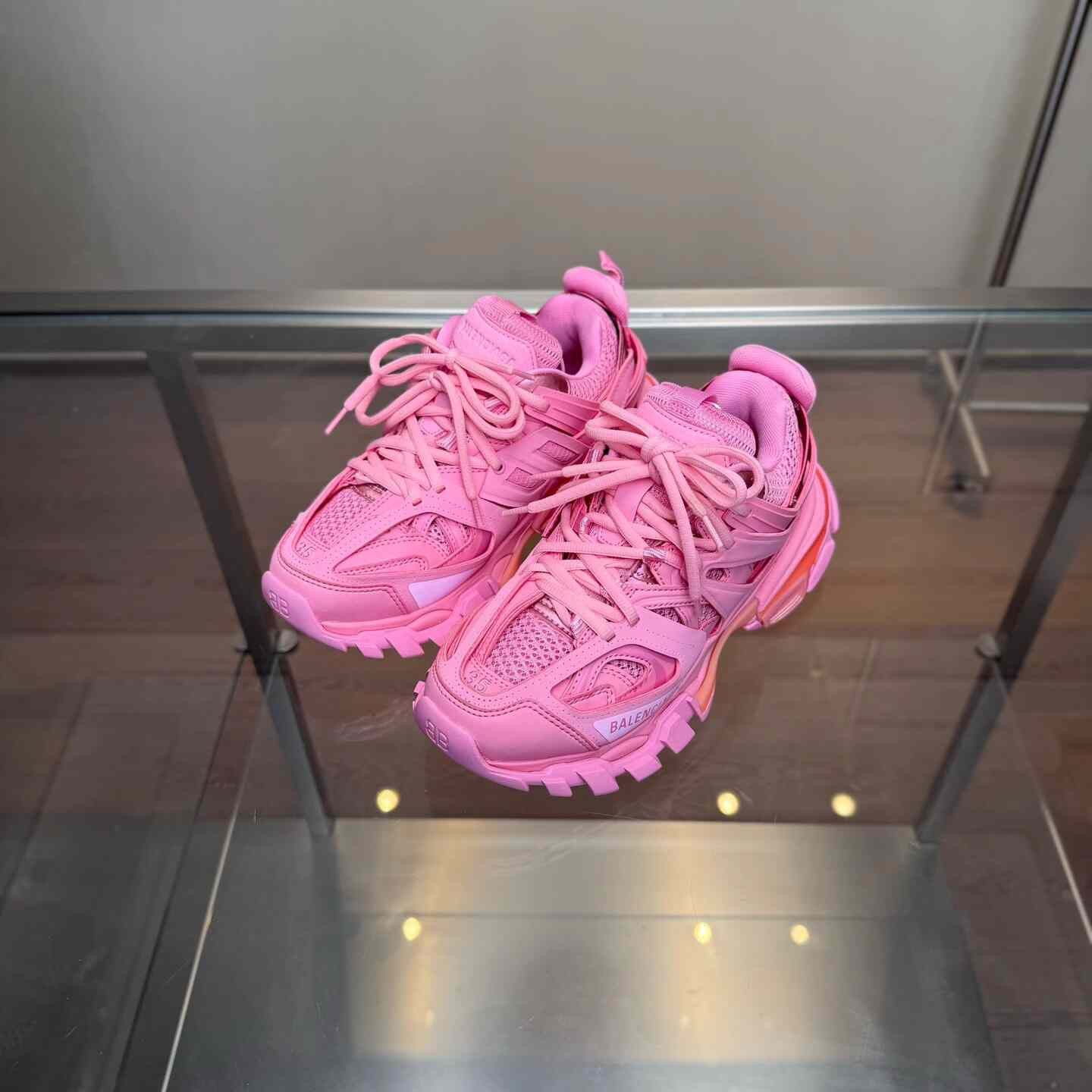 Balenciaga Balenciaga Pink Lowtop Sneakers 35 Women Size US 5 / IT 35 - 1 Thumbnail