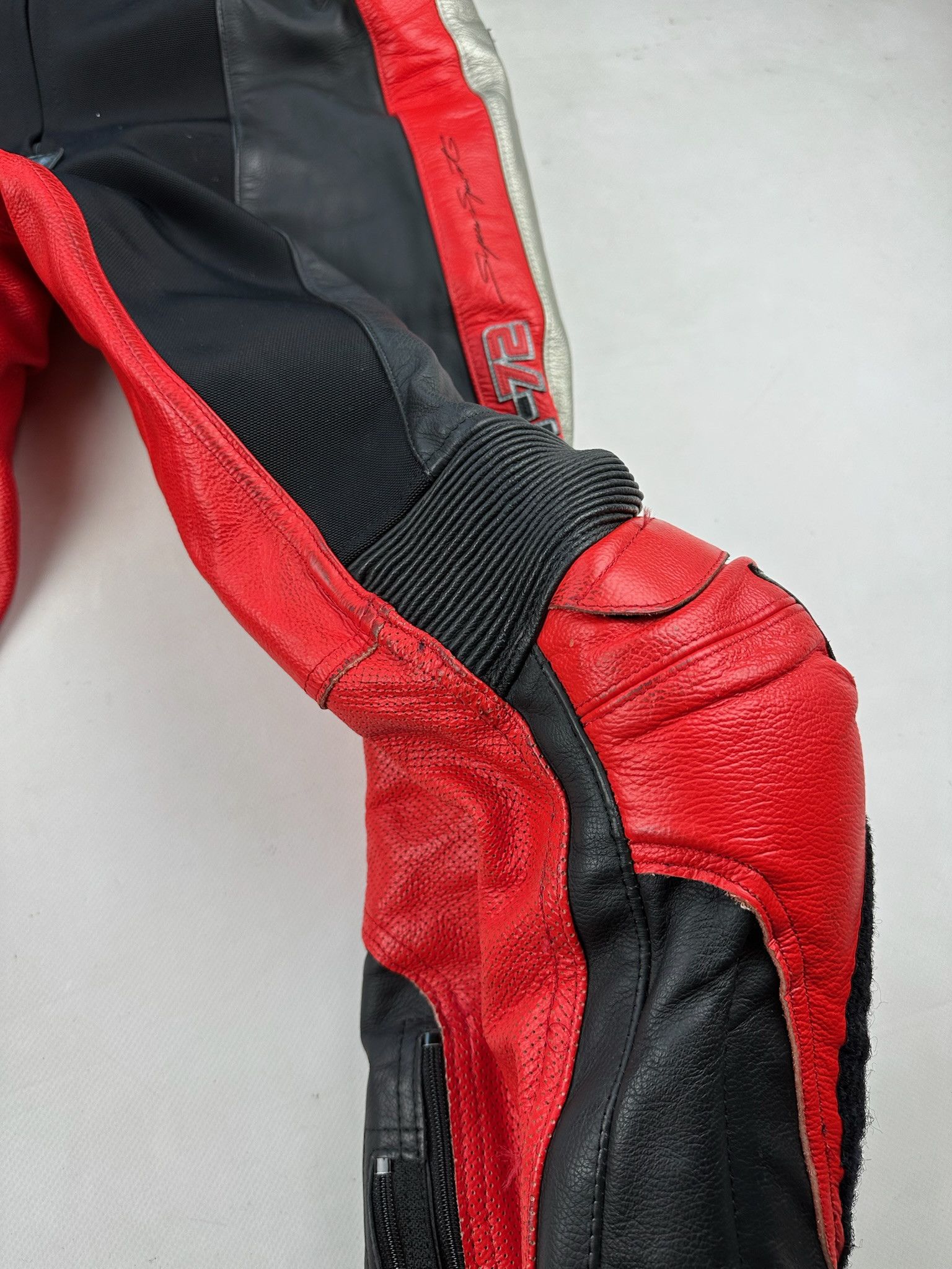 Dainese Dainese Leather Suit Superbike Jacket & Pants Size US L / EU 52-54 / 3 - 7 Thumbnail