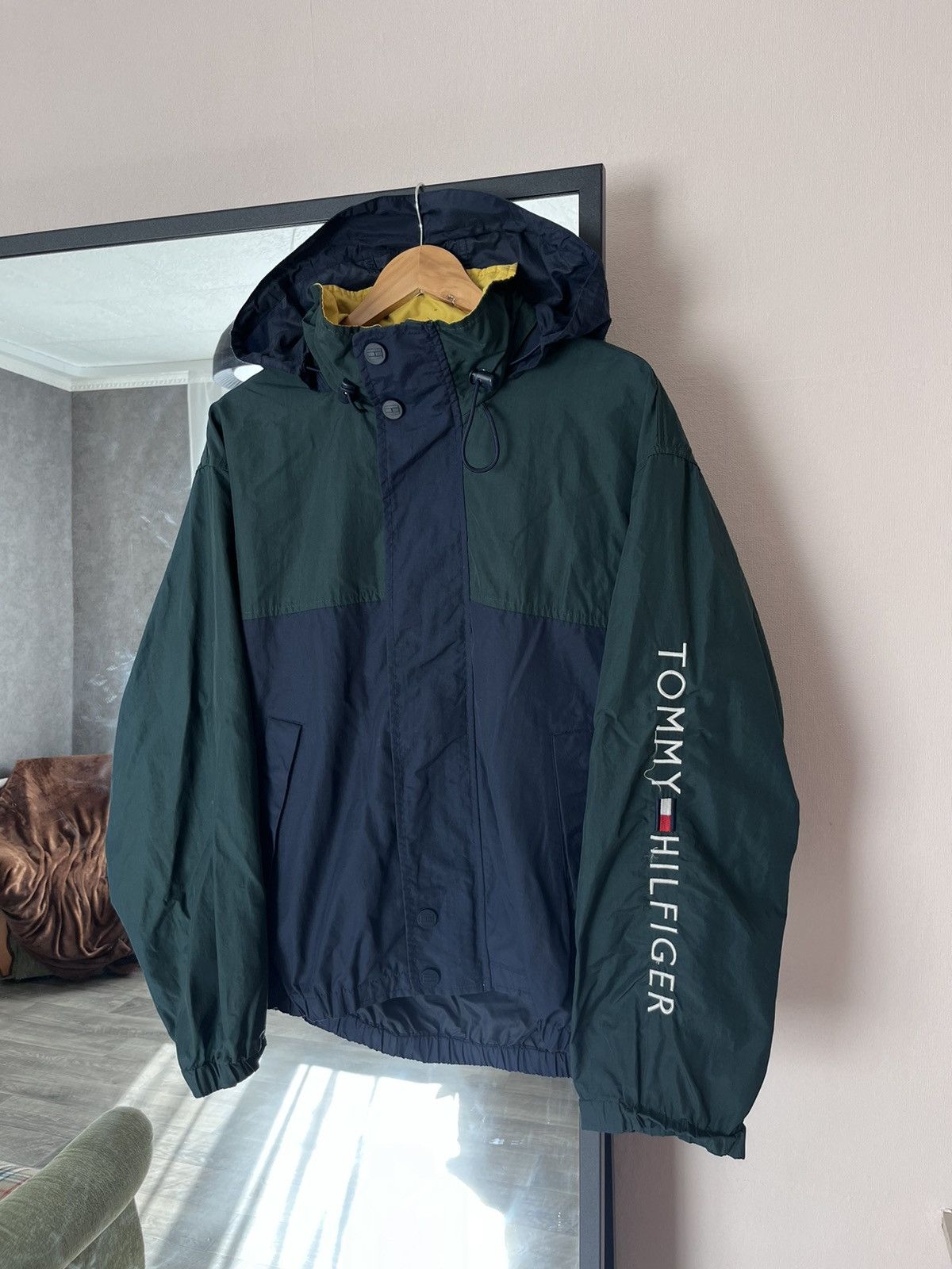 Tommy Hilfiger Vintage Tommy Hilfiger Windbreaker Jacket Size US M / EU 48-50 / 2 - 1 Thumbnail