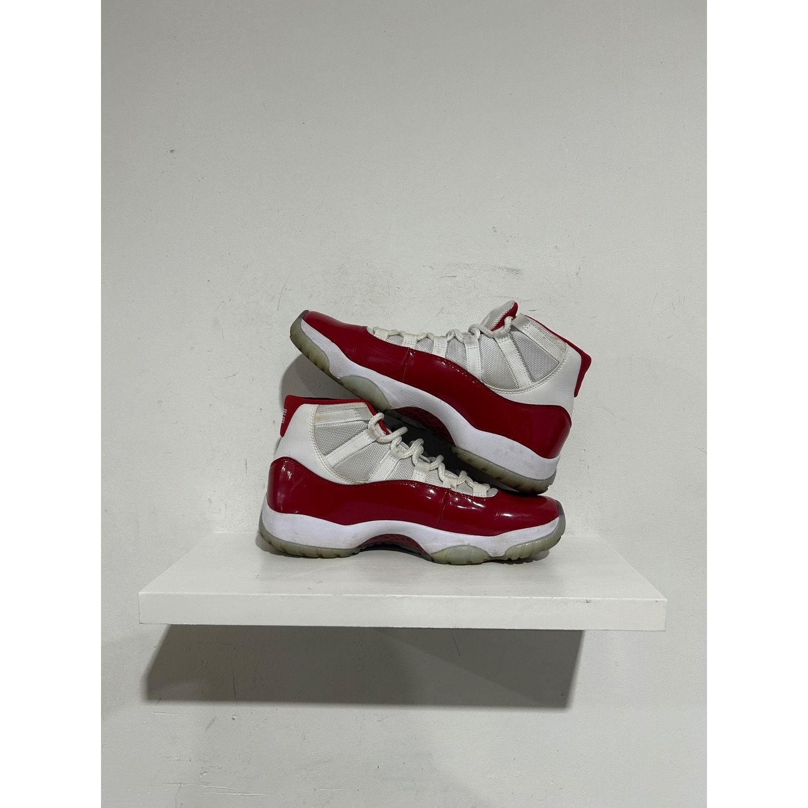 Nike JORDAN 11 RETRO CHERRY SIZE 8 PREOWNED Size US 8 / EU 41 - 2 Thumbnail