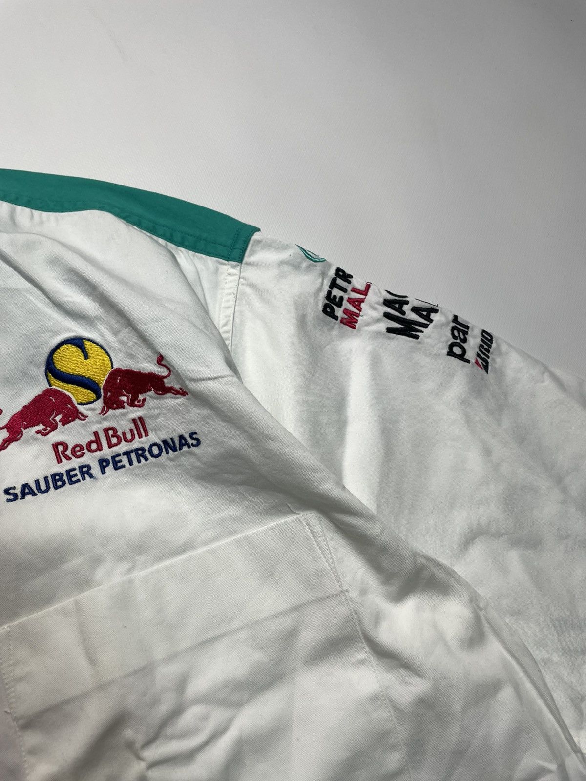 Red Bull Archive Vtg 90s Red Bull Sauber Petronas F1 Racing Tee M Size US M / EU 48-50 / 2 - 6 Thumbnail