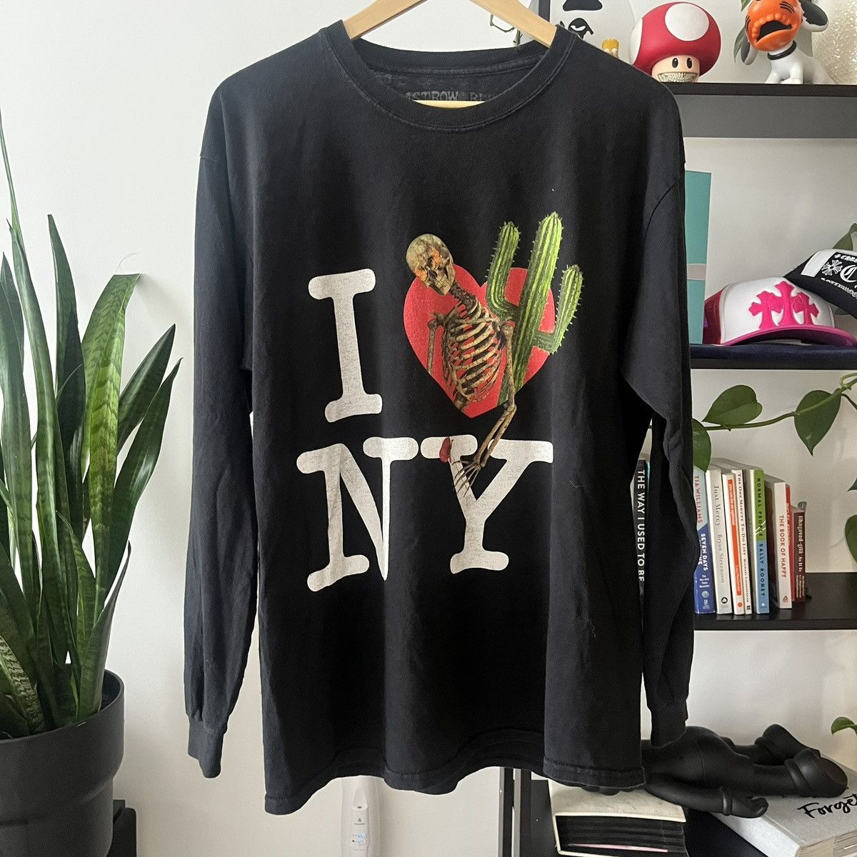 Travis Scott Travis Scott “Astroworld” Merch NYC 2018 Size US M / EU 48-50 / 2 - 1 Thumbnail