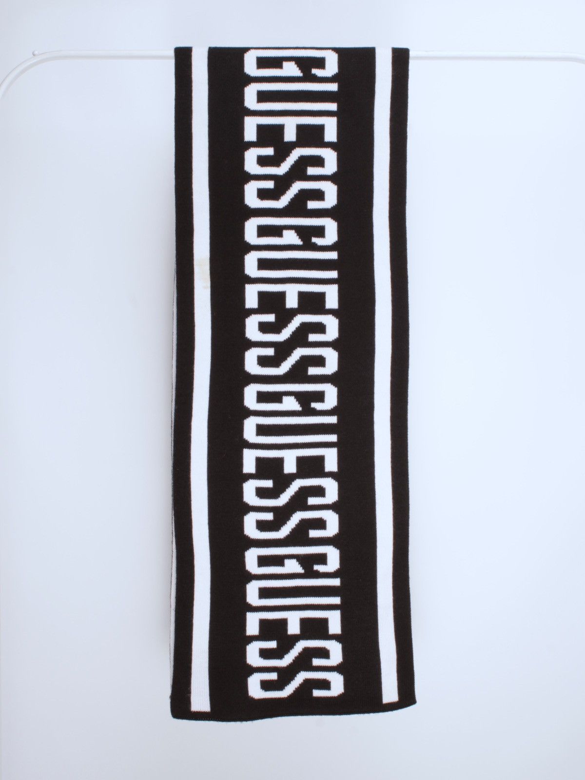 Designer × Guess GUESS Big Logo Acrylic Knitted Black White Scarf Size ONE SIZE - 3 Thumbnail