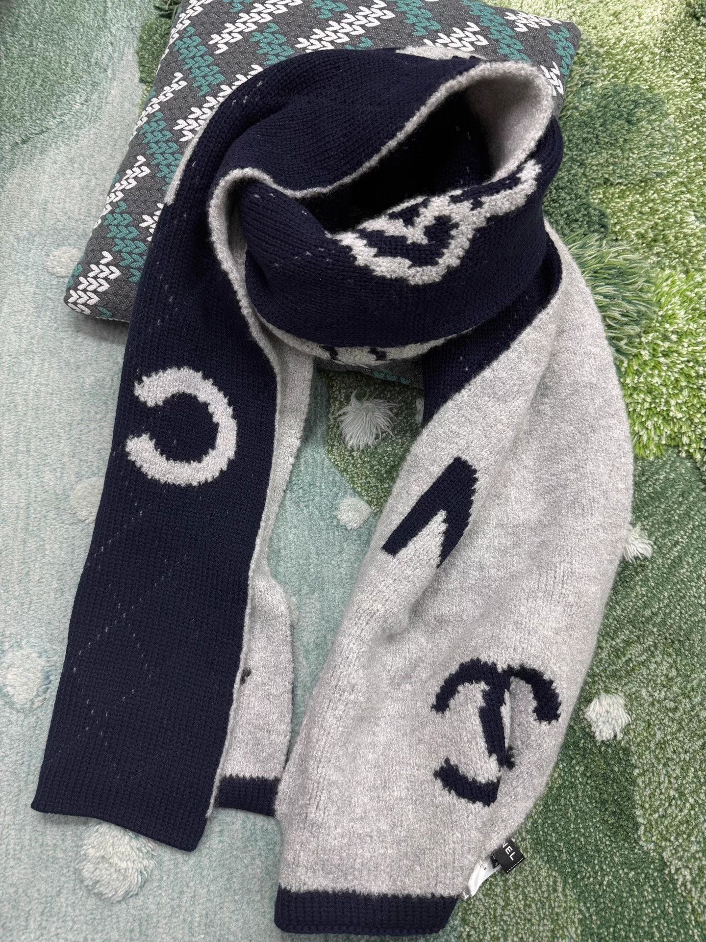 Chanel CHANEL Gray Blue Colorblocked Cashmere Wool Scarf Size ONE SIZE - 1 Thumbnail