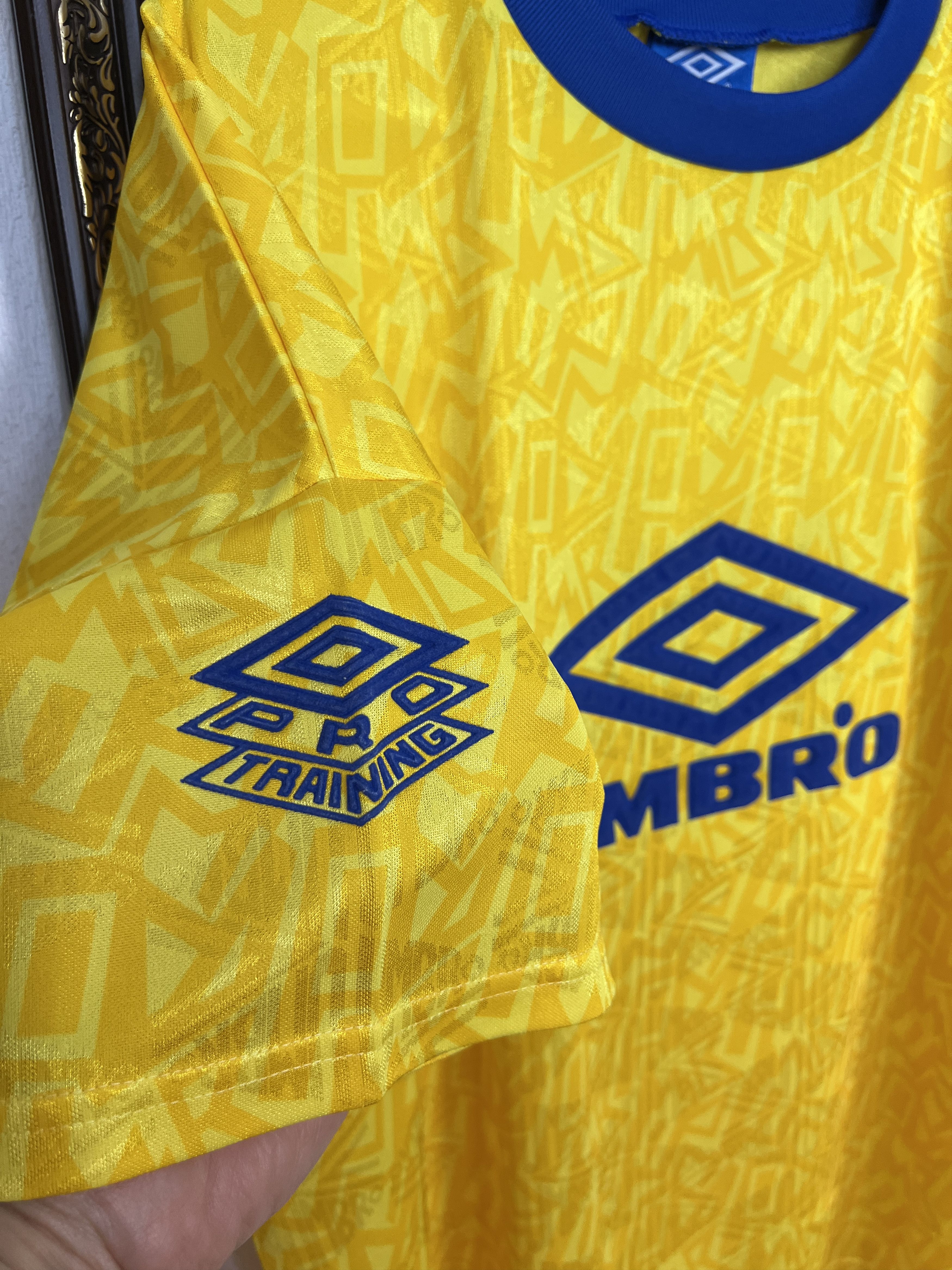 Umbro Vintage Leeds United Football Template Shirt Soccer Jersey Size US L / EU 52-54 / 3 - 4 Thumbnail