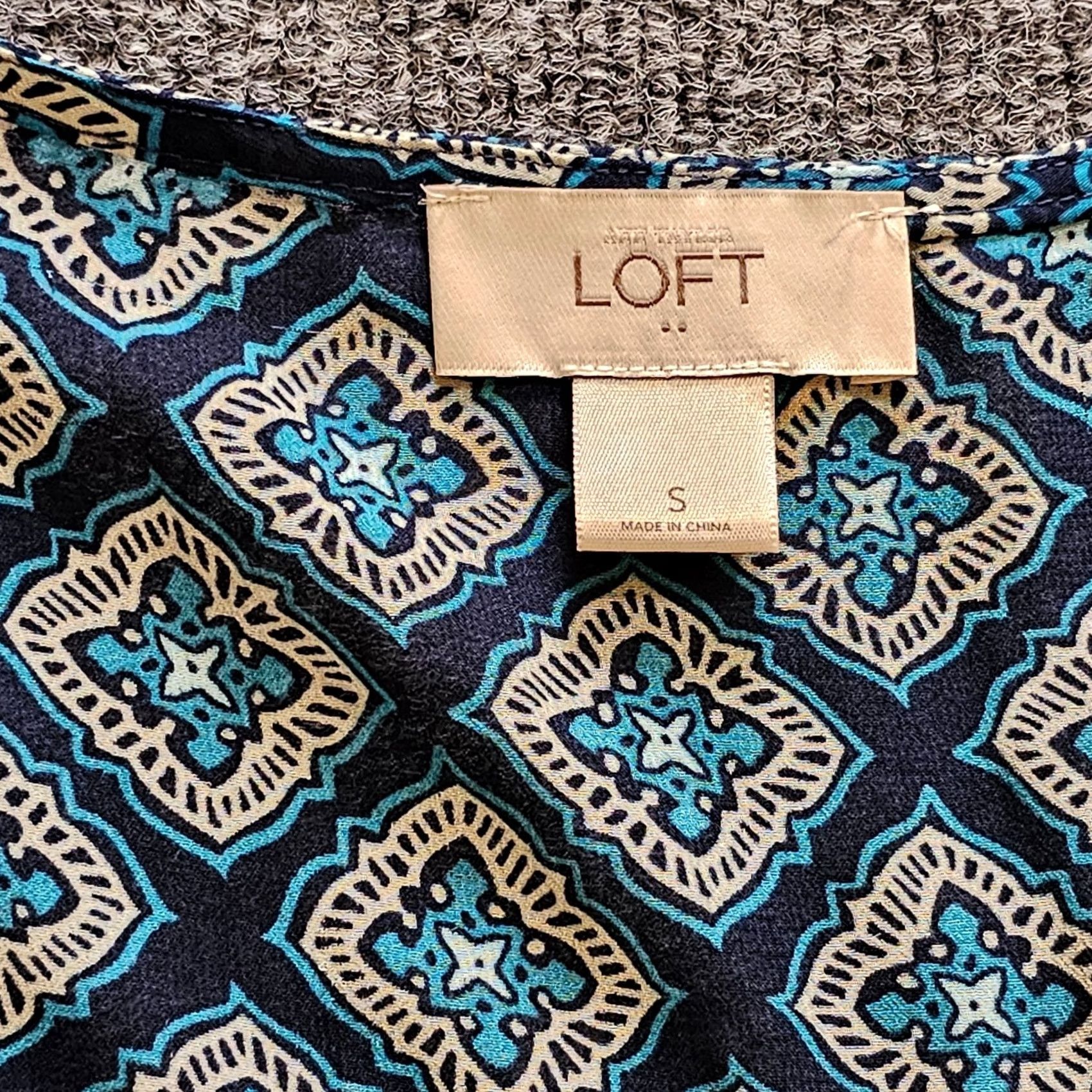 Loft LOFT Tank Top Women Small Blue Geometric Sheer Pleated Sleeveless Career Classic Shirt Womens Short Sleeve? Size S / US 4 / IT 40 - 3 Thumbnail