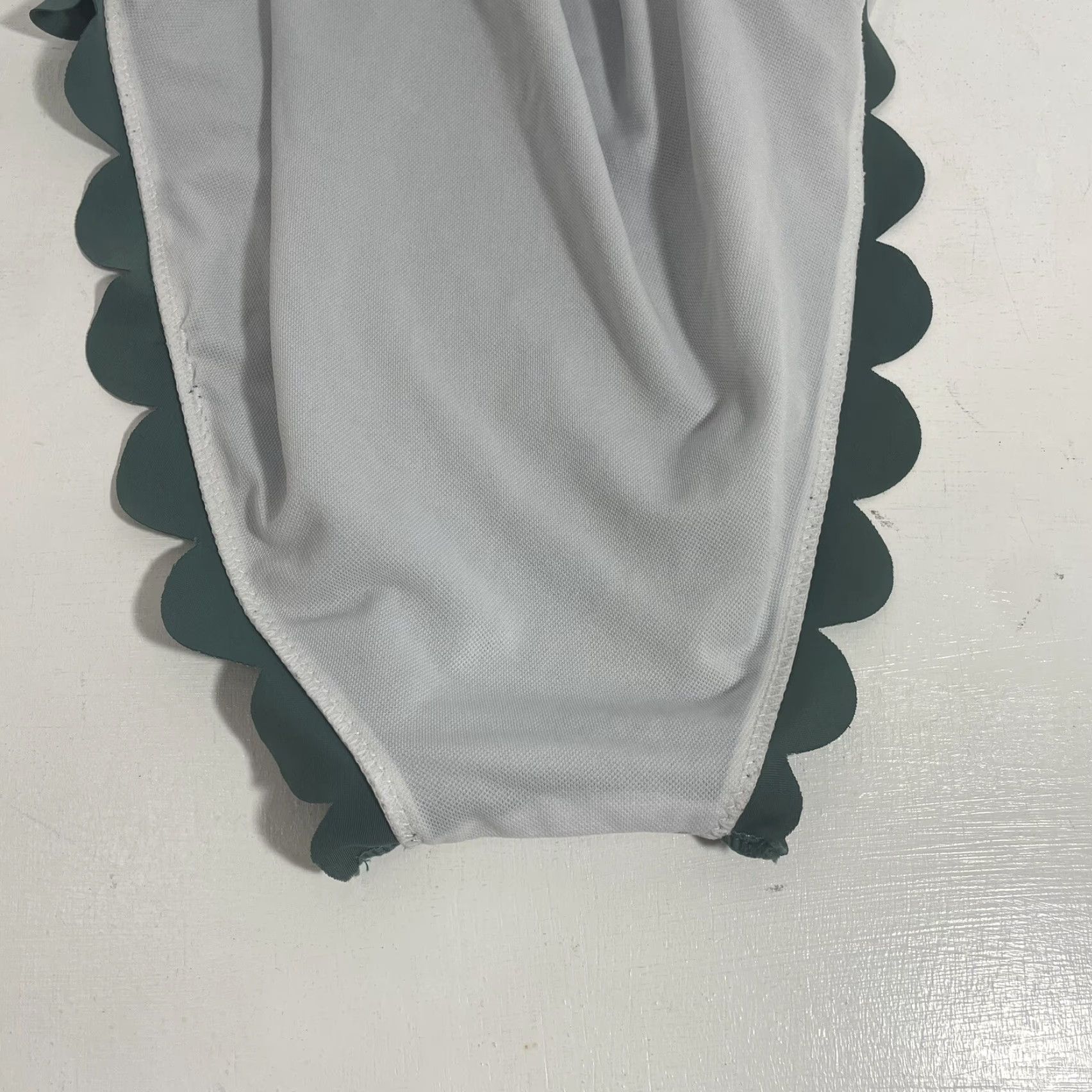 Shein VINTAGE? No. Shein Bathing Suit One Piece Green Scallop Trim Polyester 1 Piece M Women's Beach Nylon Spandex Lining Scallop Scoop Neck Halter Size M / US 6-8 / IT 42-44 - 5 Thumbnail