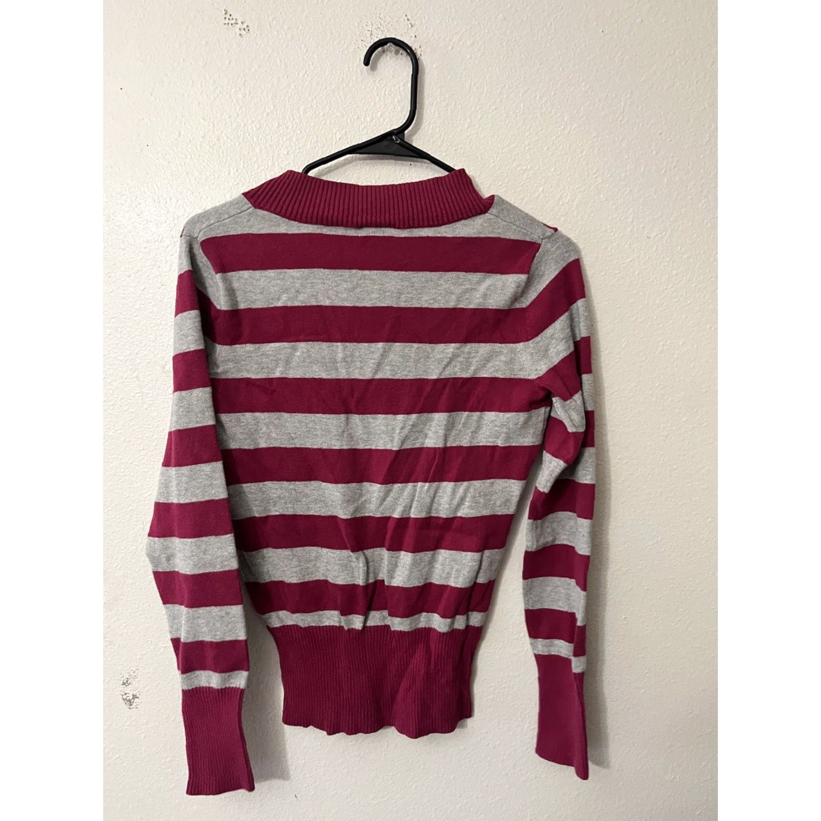 Gap VINTAGE Gap Women's Sweater V-Neck Long Sleeve Striped Size Small Pink Gray Size S / US 4 / IT 40 - 3 Thumbnail