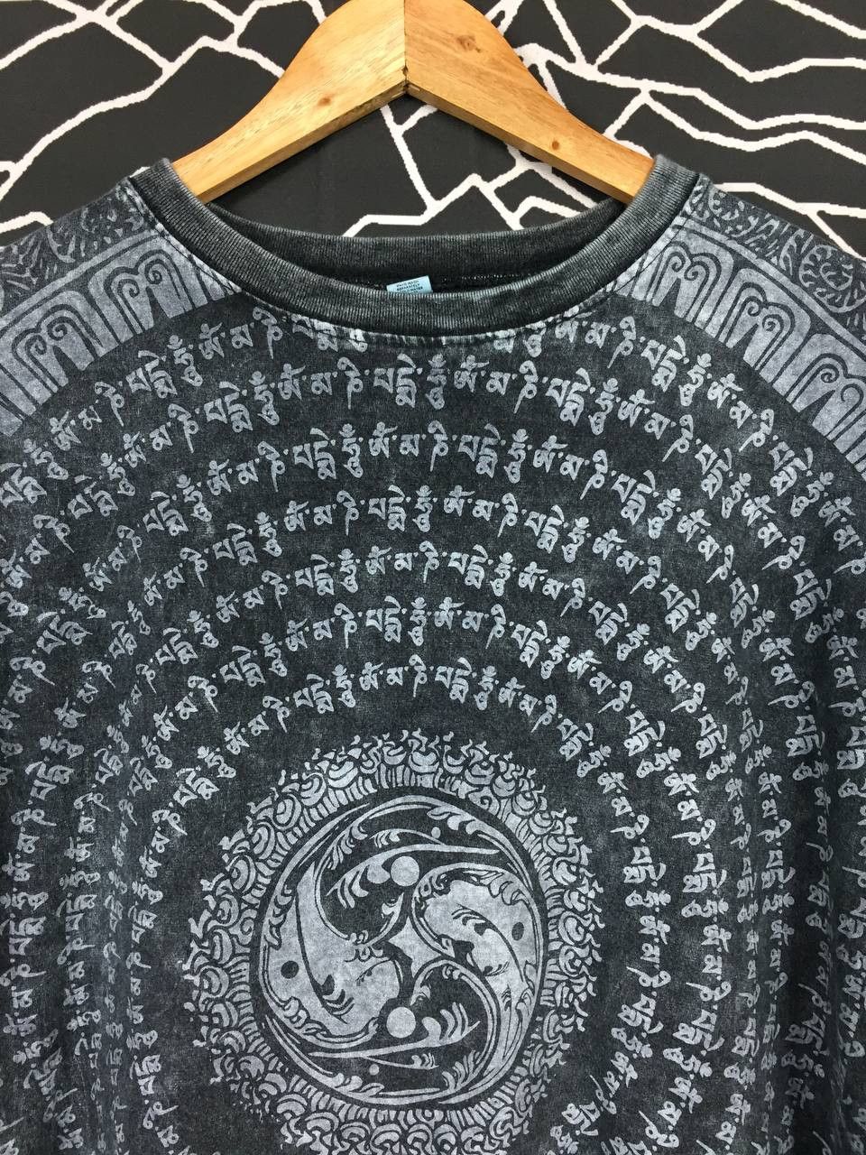 Vintage Ying & Yang Tibetan Scripted All Over Print Stonewash Tee Size US L / EU 52-54 / 3 - 3 Thumbnail