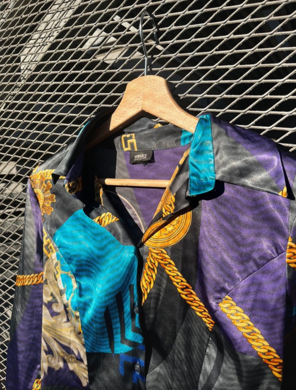 Versace Jeans Couture Vintage Versace Baroque Gold Chain Logo Abstract Silk Shirt Size M / US 6-8 / IT 42-44 - 3 Thumbnail