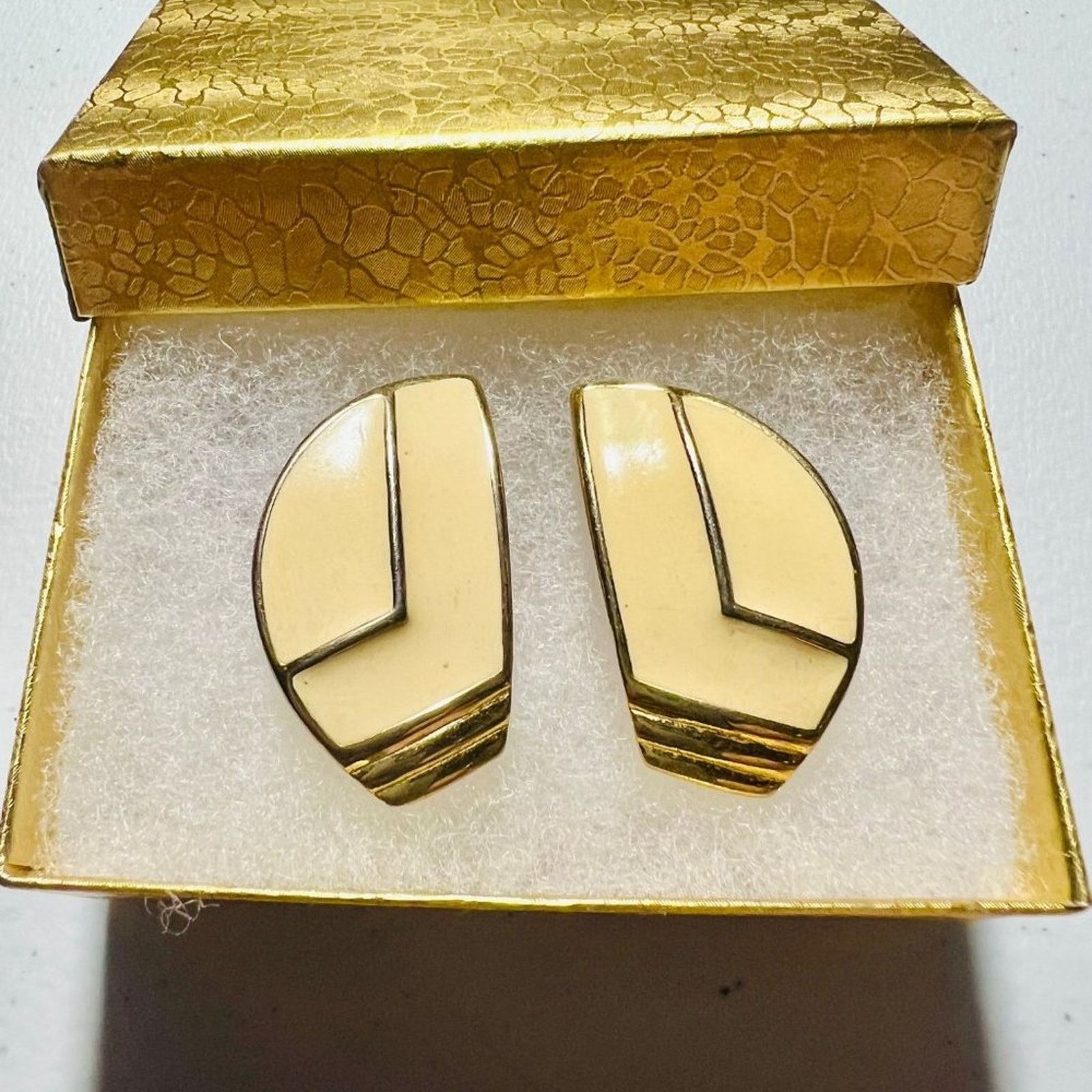 & Other Stories Vintage Trifari - Cream Half Shield Gold tone Clip Earrings Size ONE SIZE - 8 Thumbnail