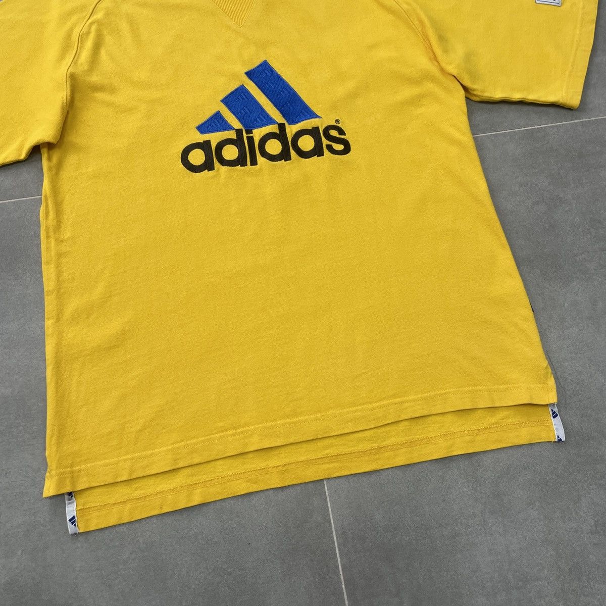 Adidas × Vintage Vintage Adidas Embroidered Logo T-Shirt Size S Size US S / EU 44-46 / 1 - 4 Thumbnail
