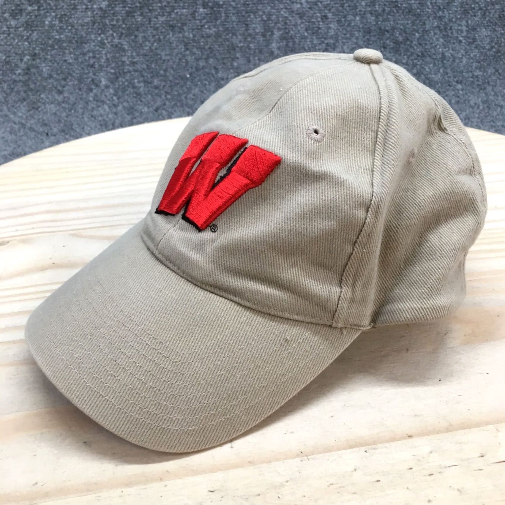 Vintage Wisconsin Badgers Baseball Cap Mens OS Beige Embroidered Logo Steve & Barry's Hat Size ONE SIZE - 2 Thumbnail