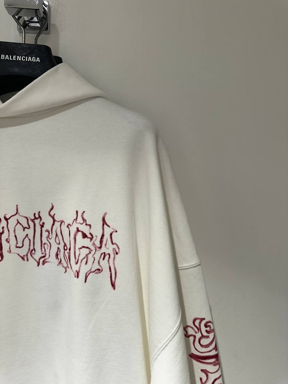 Balenciaga o1B3y1r0426 DIY Metal Outline Large Fit Hoodie in White/Red Size XS / US 0-2 / IT 36-38 - 3 Thumbnail