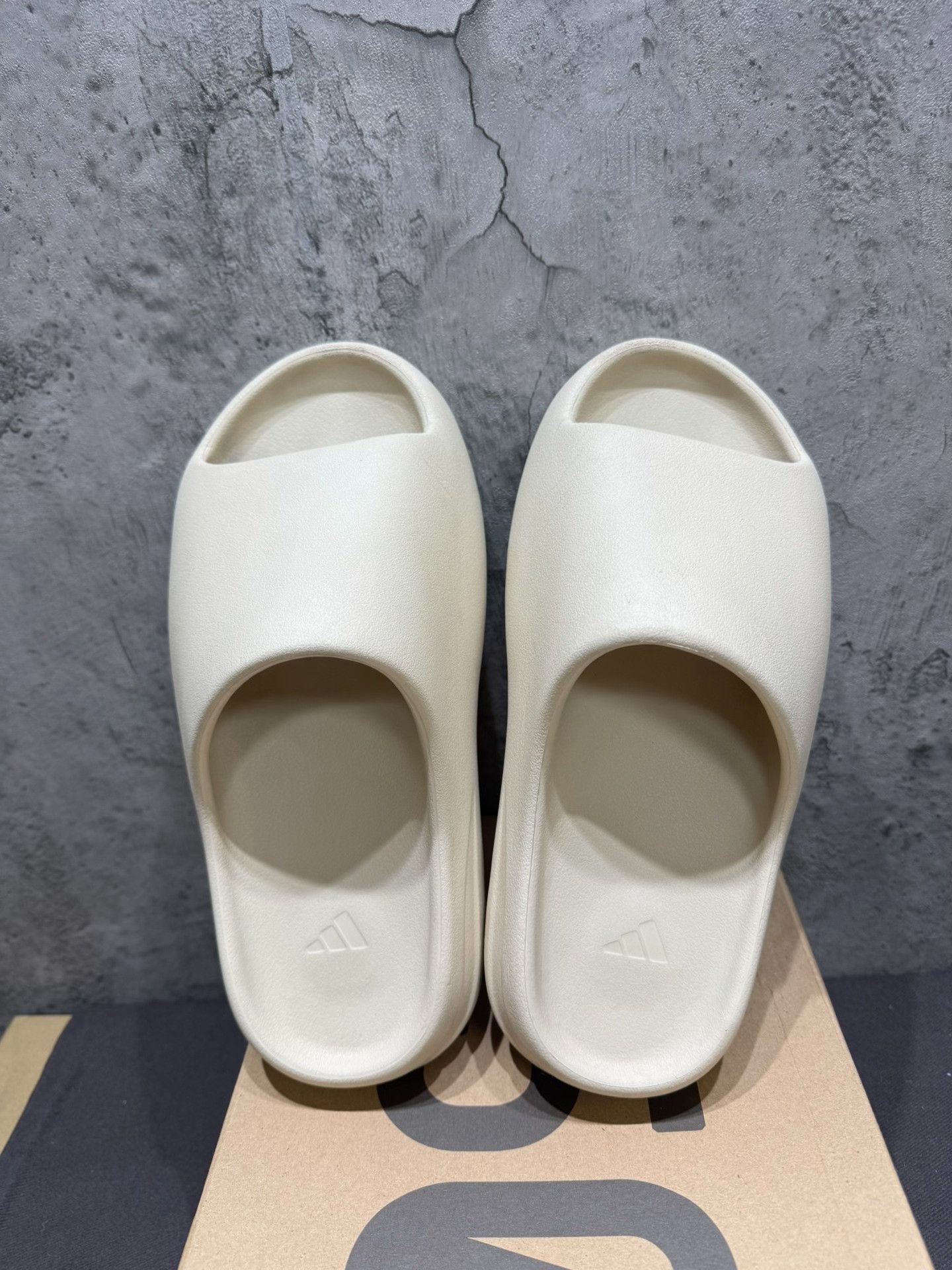 Yeezy Yeezy White Lowtop Sneakers 42 Men Size US 9 / EU 42 - 1 Thumbnail