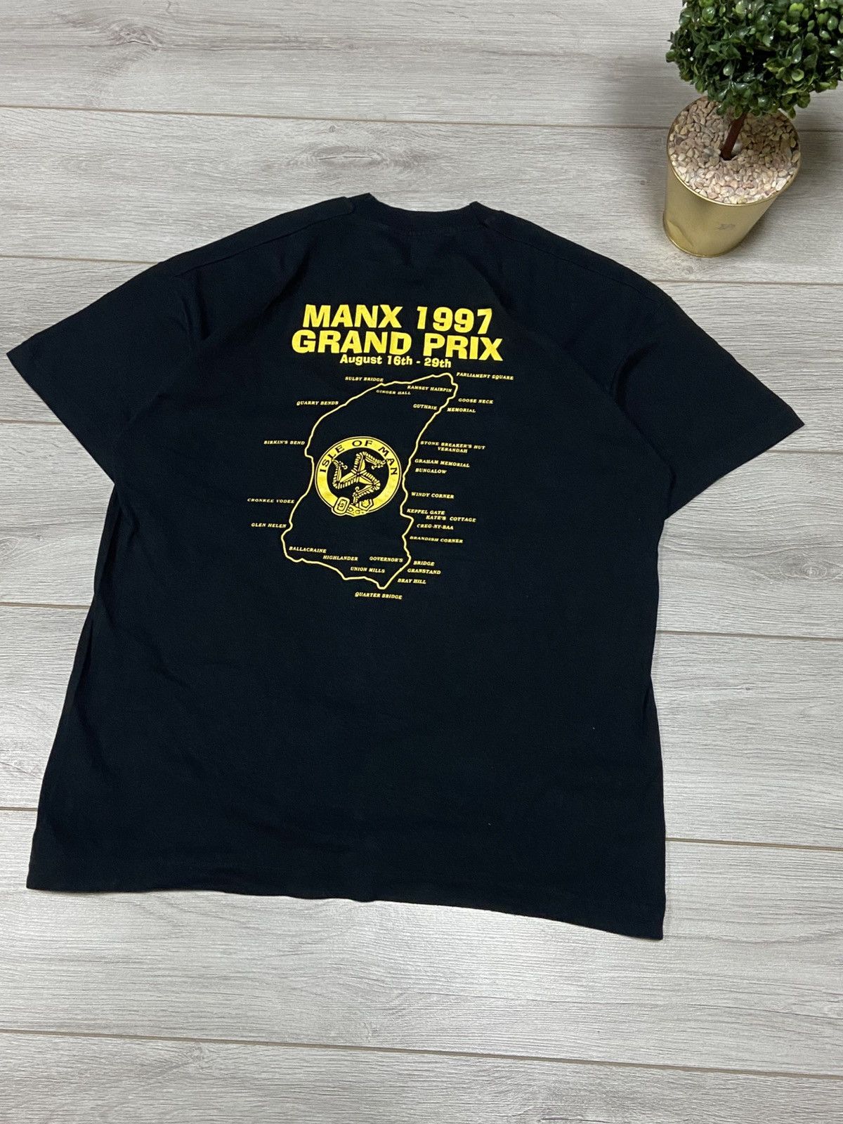 Vintage British 1997 Grant Prix Isle of Manx vintage graphic t-shirt Size US XL / EU 56 / 4 - 2 Thumbnail