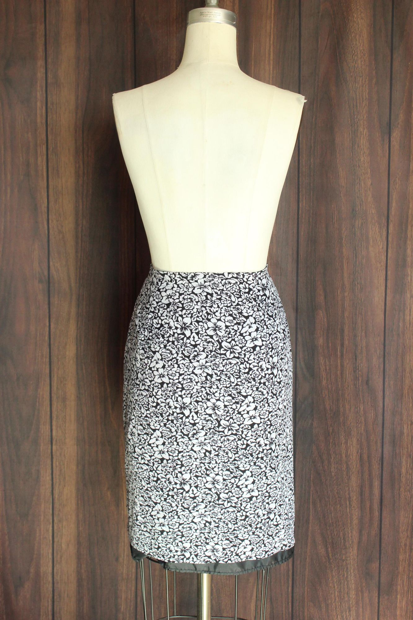 Vintage Vintage 1990s 2000s Wrap Skirt, Liz Claiborne Black and Whit Size 30" / US 8 / IT 44 - 10 Thumbnail