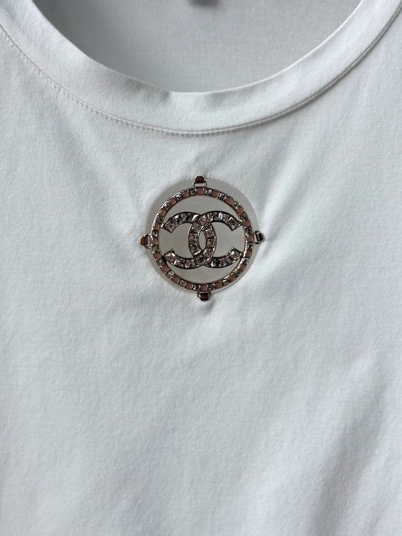 Chanel Chanel Chest medal rhinestone double c logo white short-sl Size XXS / US 00 / IT 34 - 2 Thumbnail