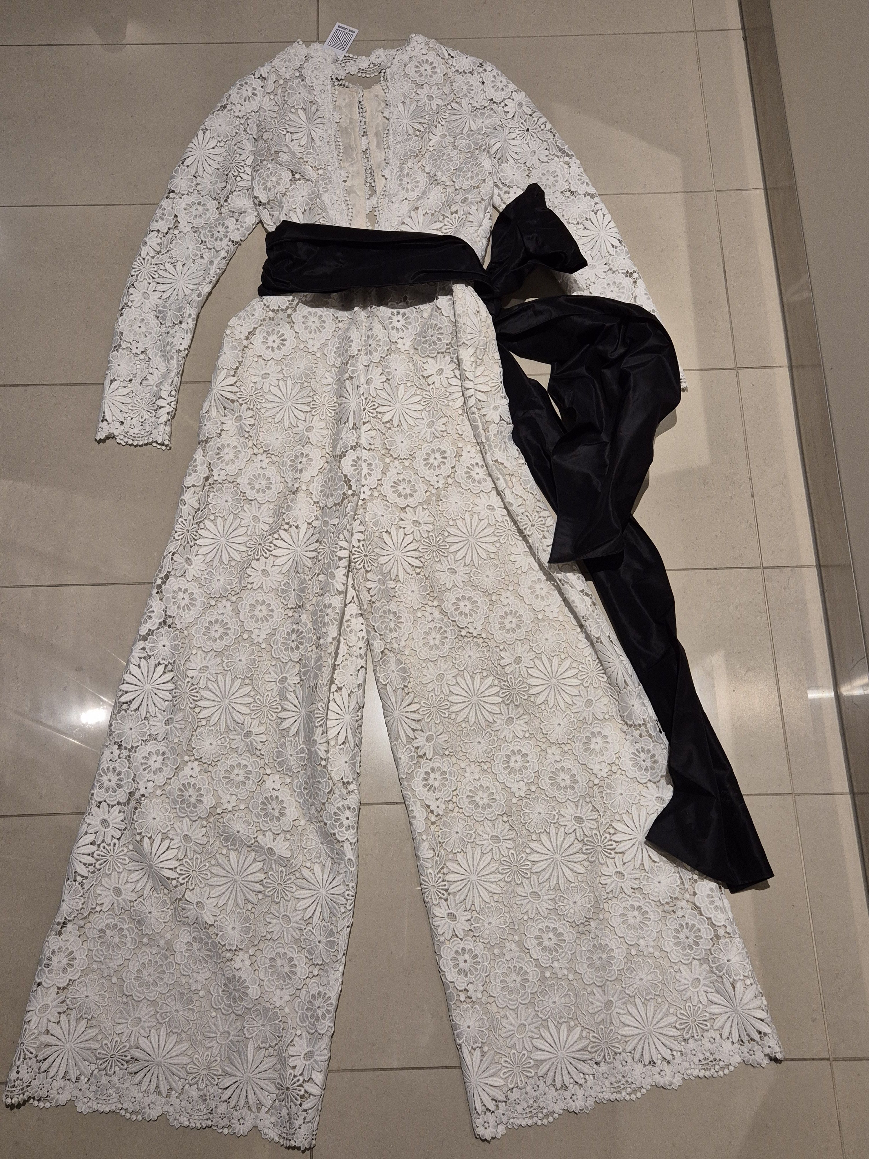 Rosie Assoulin Rosie Assoulin White lace Jumpsuit, black silk sash Size 28" / US 6 / IT 42 - 6 Thumbnail