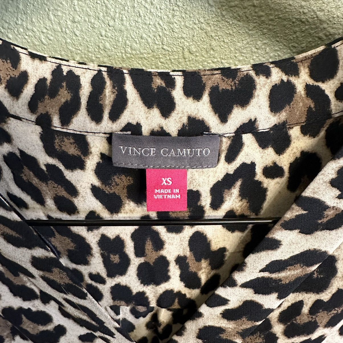 Vince Camuto Vince Camuto Women’s Cheetah Print V-Neck Blouse Size XS / US 0-2 / IT 36-38 - 3 Thumbnail