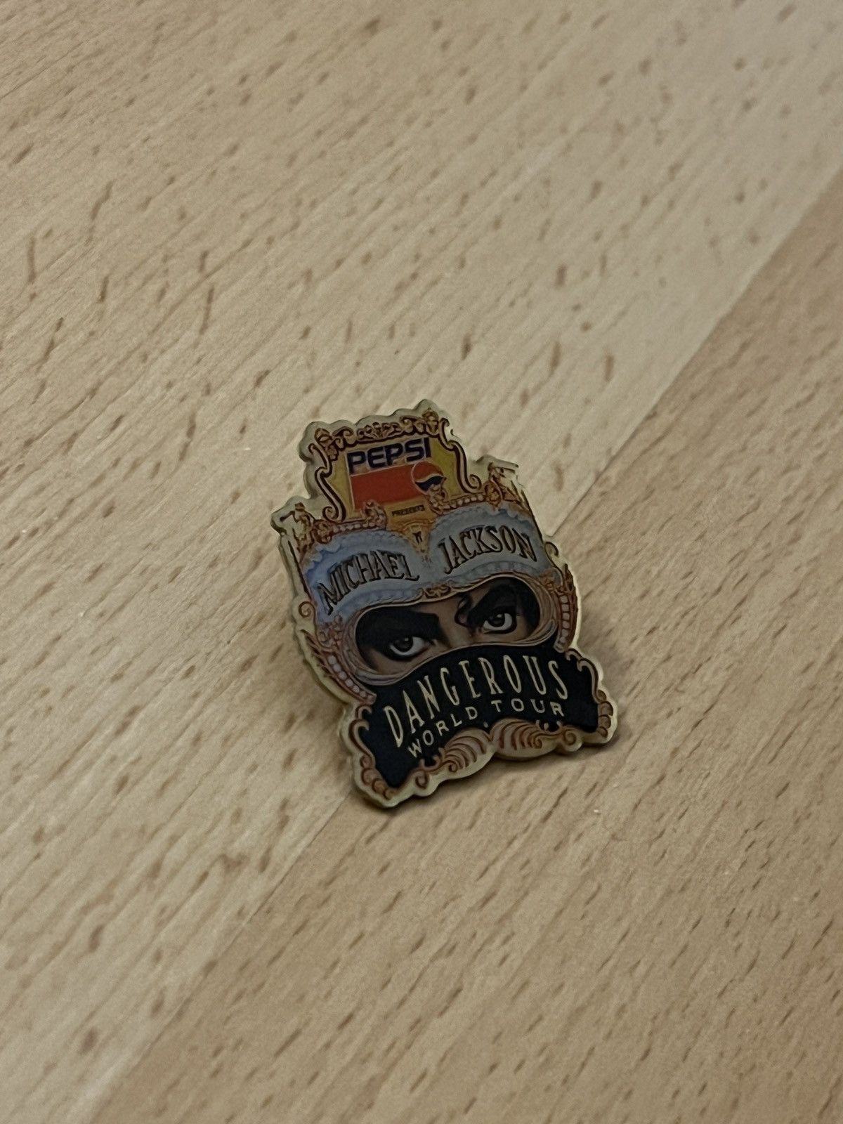 Michael Jackson Michael Jackson « Dangerous World Tour » vintage pin (1992) Size ONE SIZE - 2 Thumbnail