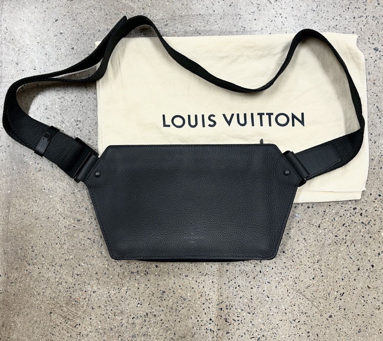 Louis Vuitton LV Louis Vuitton Takeoff Crossbody Aerogram Size ONE SIZE - 8 Thumbnail