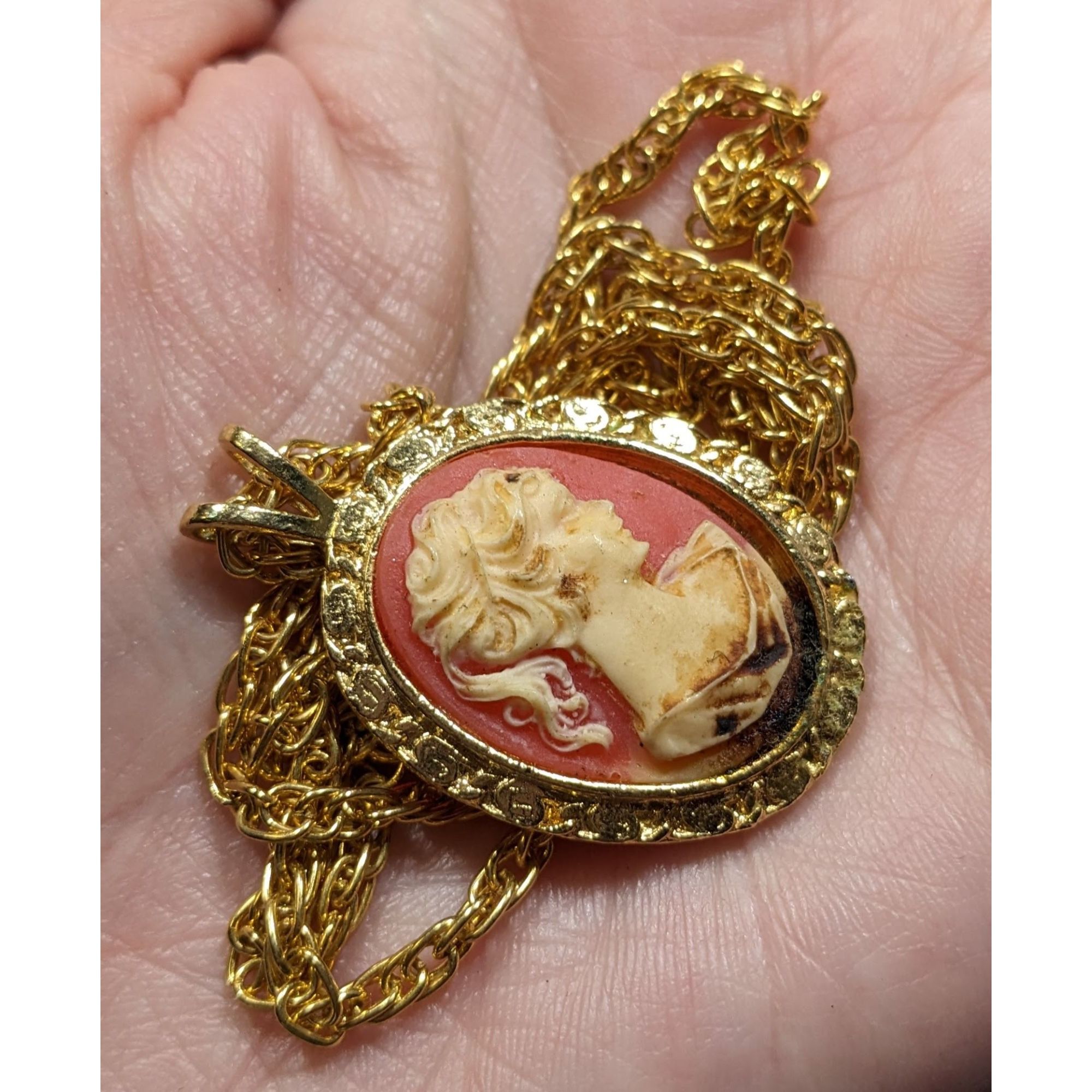 Other Vintage Cameo Pendant Necklace With Ornate Chain & Intricate Size ONE SIZE - 5 Thumbnail