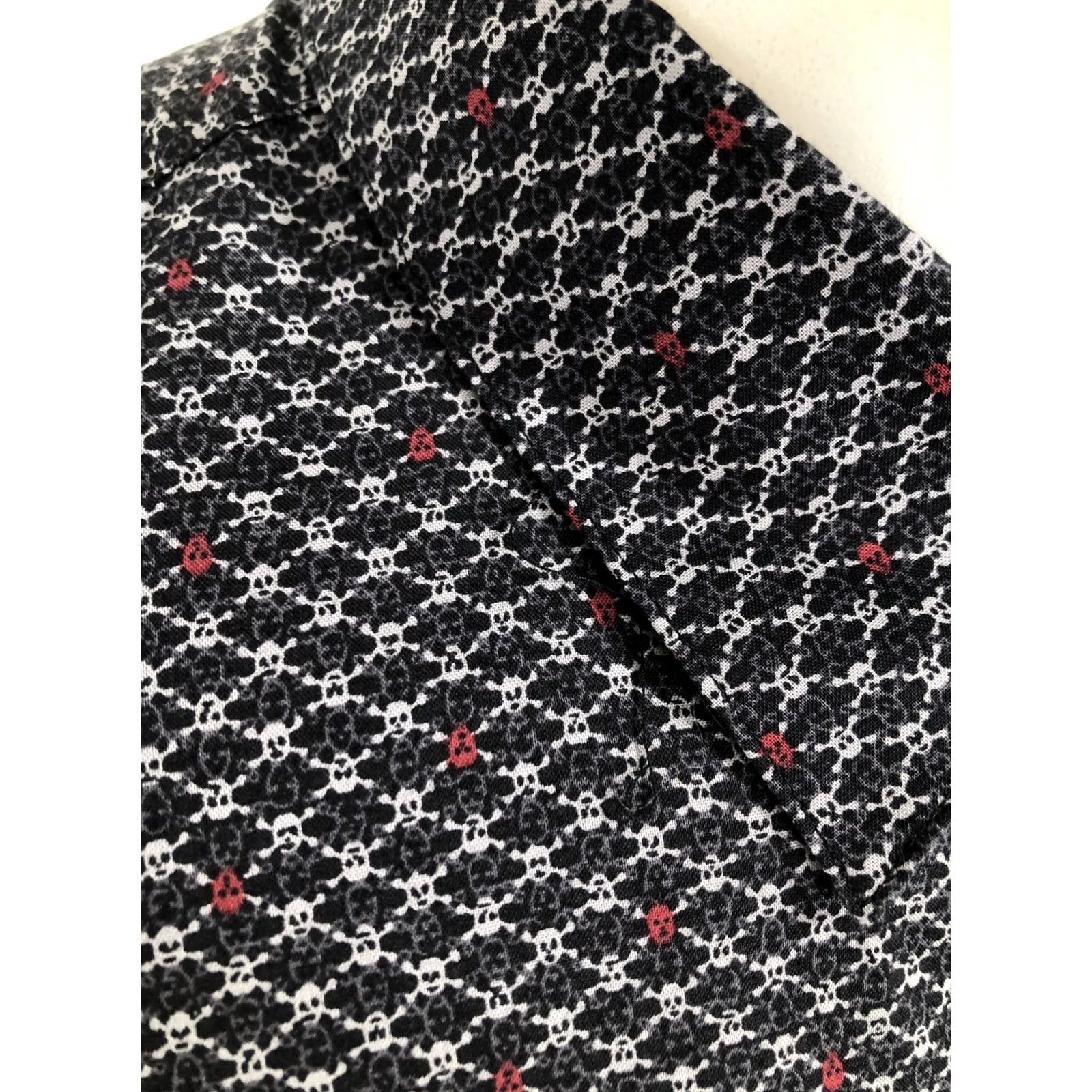 John Varvatos JOHN VARVATOS U.S.A - NEW w TAGS - Pirate SKULL & CROSSBONES All Over Lg. Shirt Shirt Mens L Black / Gray / Red XS? Size US L / EU 52-54 / 3 - 2 Thumbnail